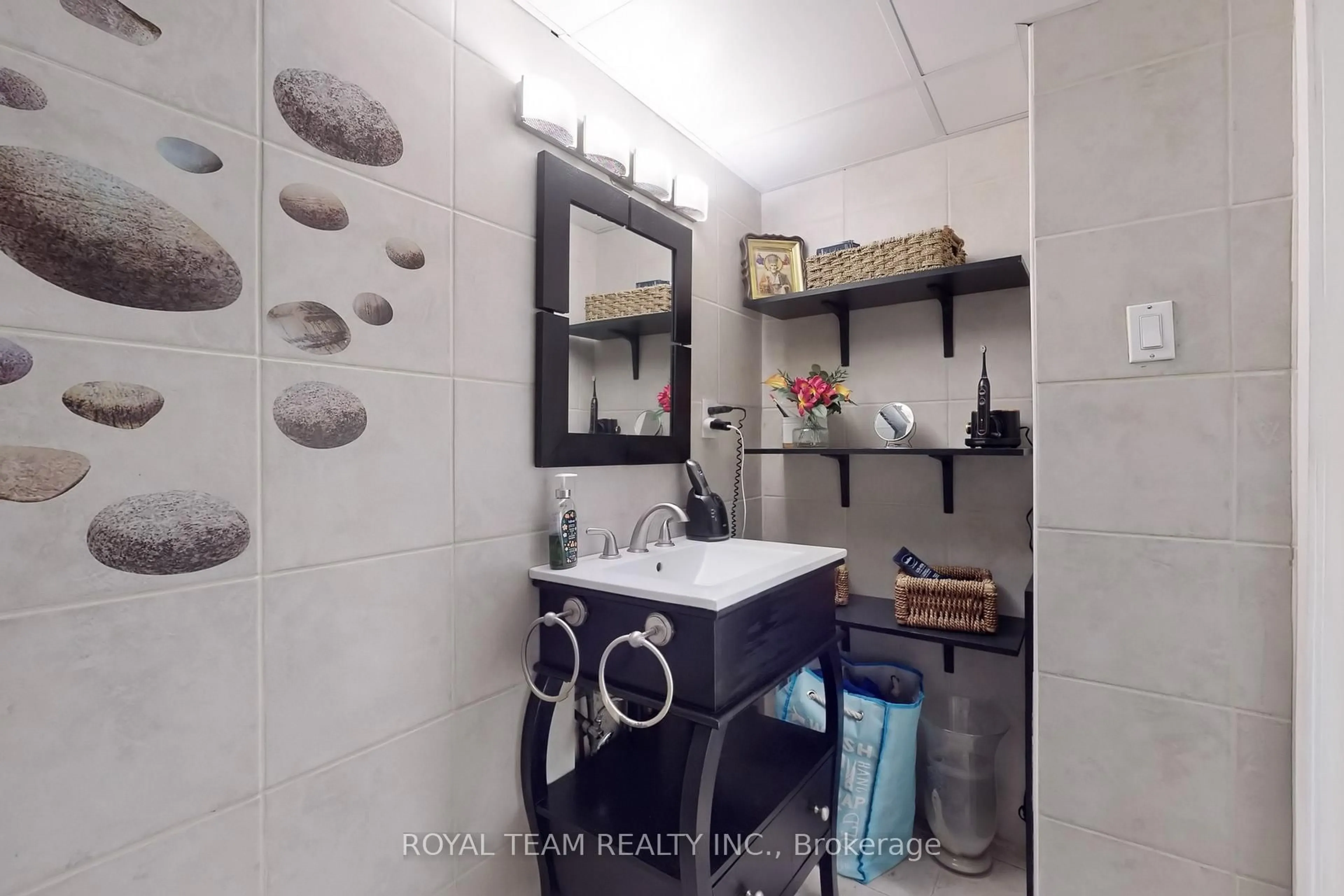 Standard bathroom, ceramic/tile floor for 1050 Shawnmarr Rd #92, Mississauga Ontario L5H 3V1