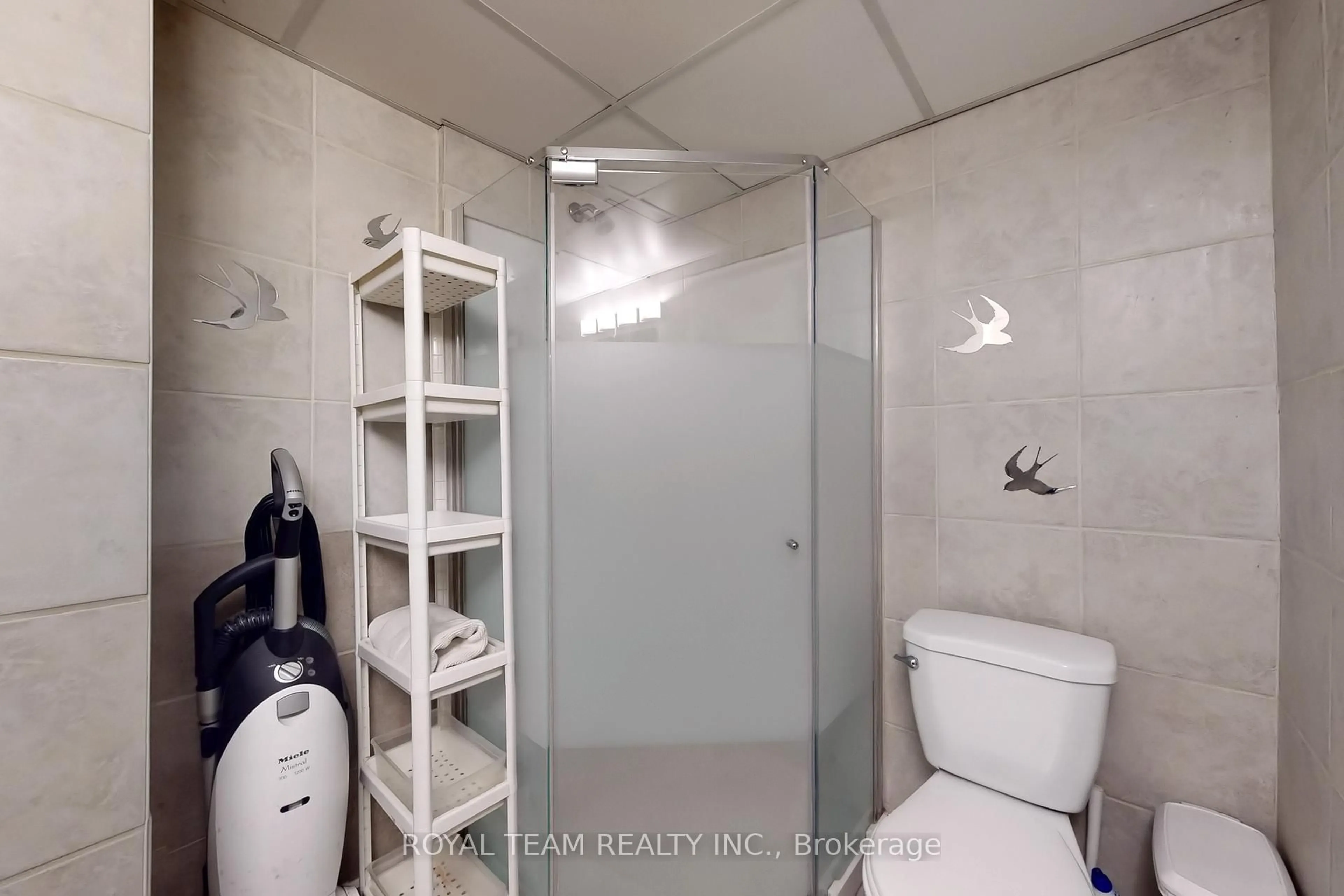 Standard bathroom, unknown for 1050 Shawnmarr Rd #92, Mississauga Ontario L5H 3V1