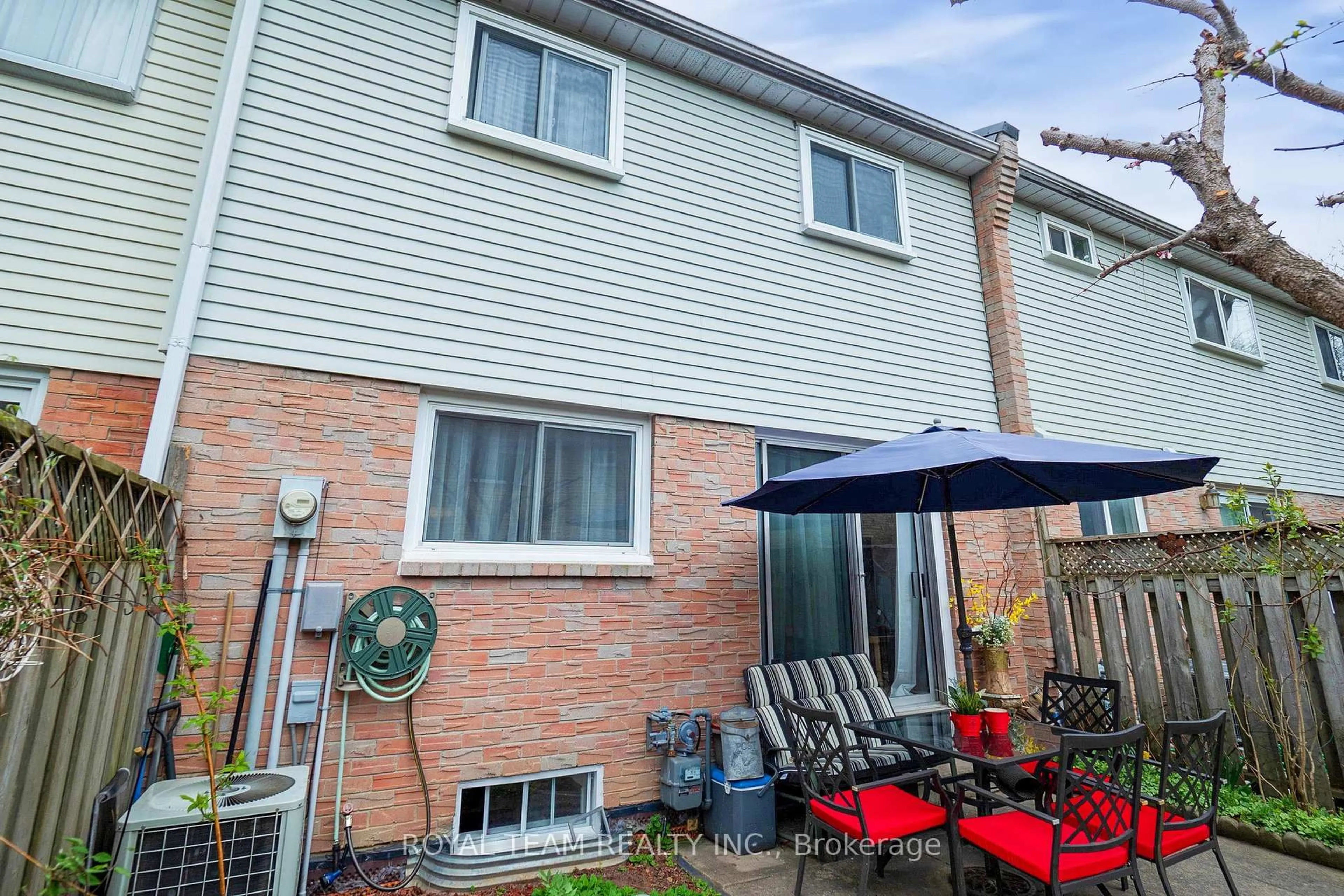 Patio, street for 1050 Shawnmarr Rd #92, Mississauga Ontario L5H 3V1