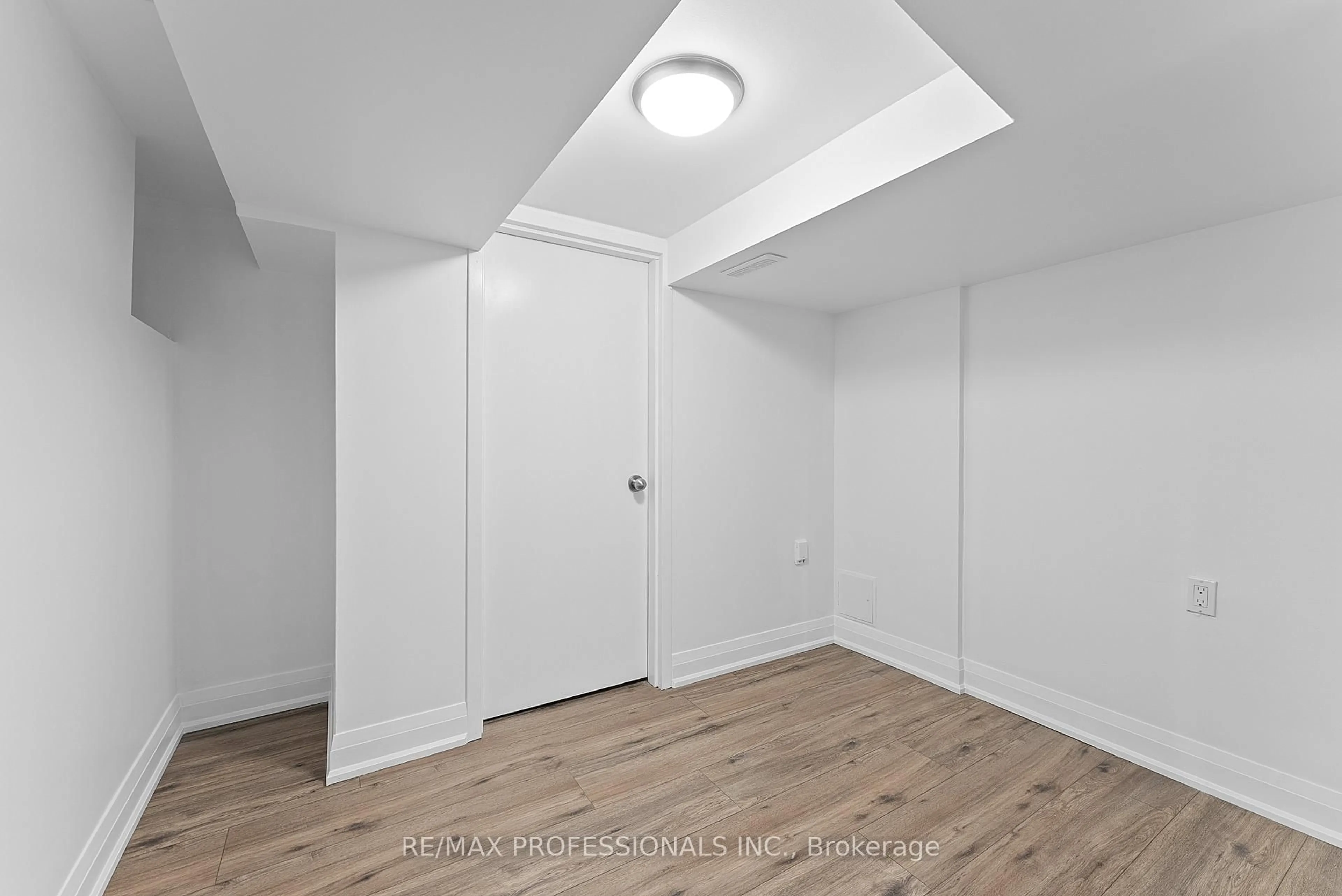 A pic of a room for 875 Royal York Rd, Toronto Ontario M8Y 2V5