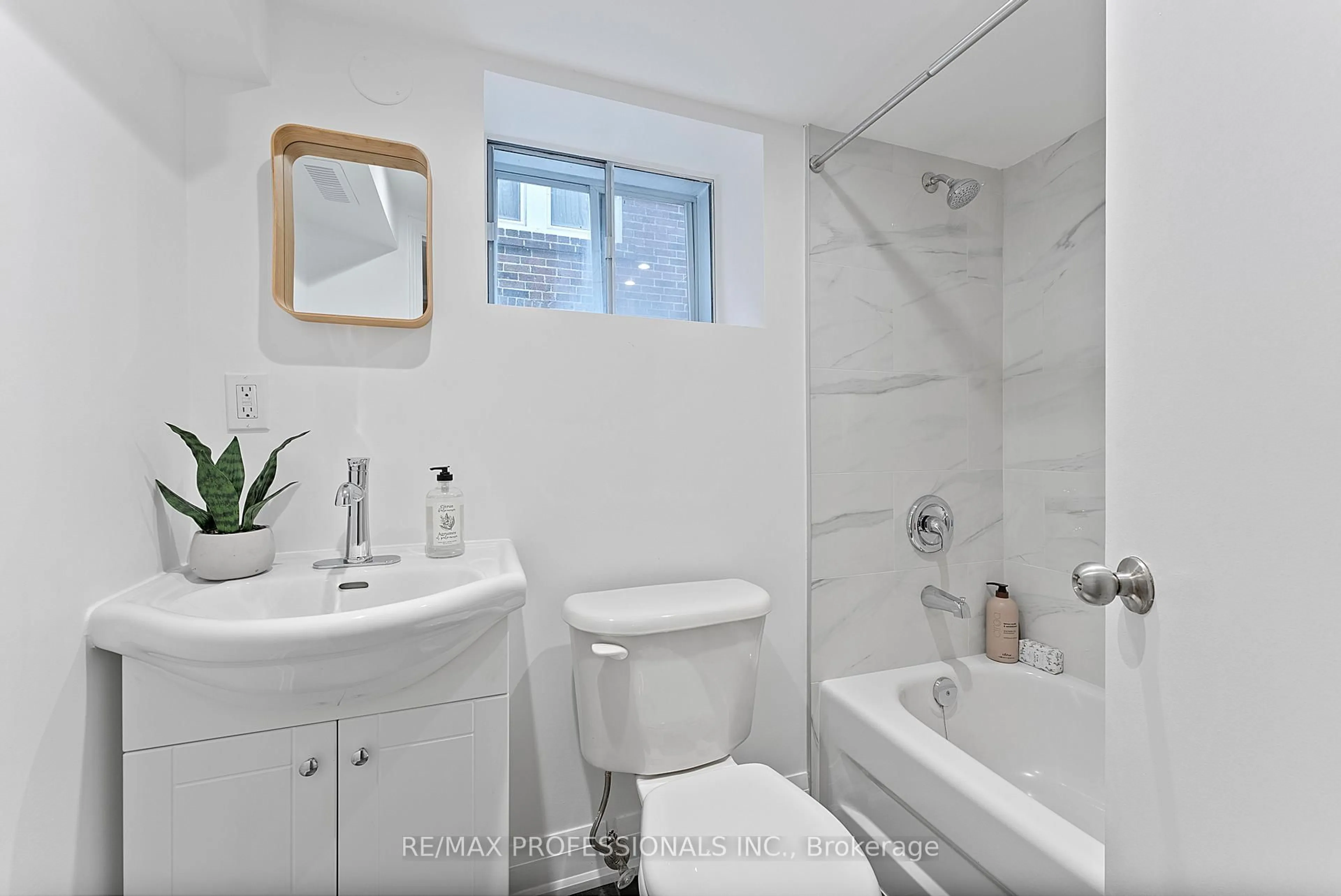 Standard bathroom, ceramic/tile floor for 875 Royal York Rd, Toronto Ontario M8Y 2V5