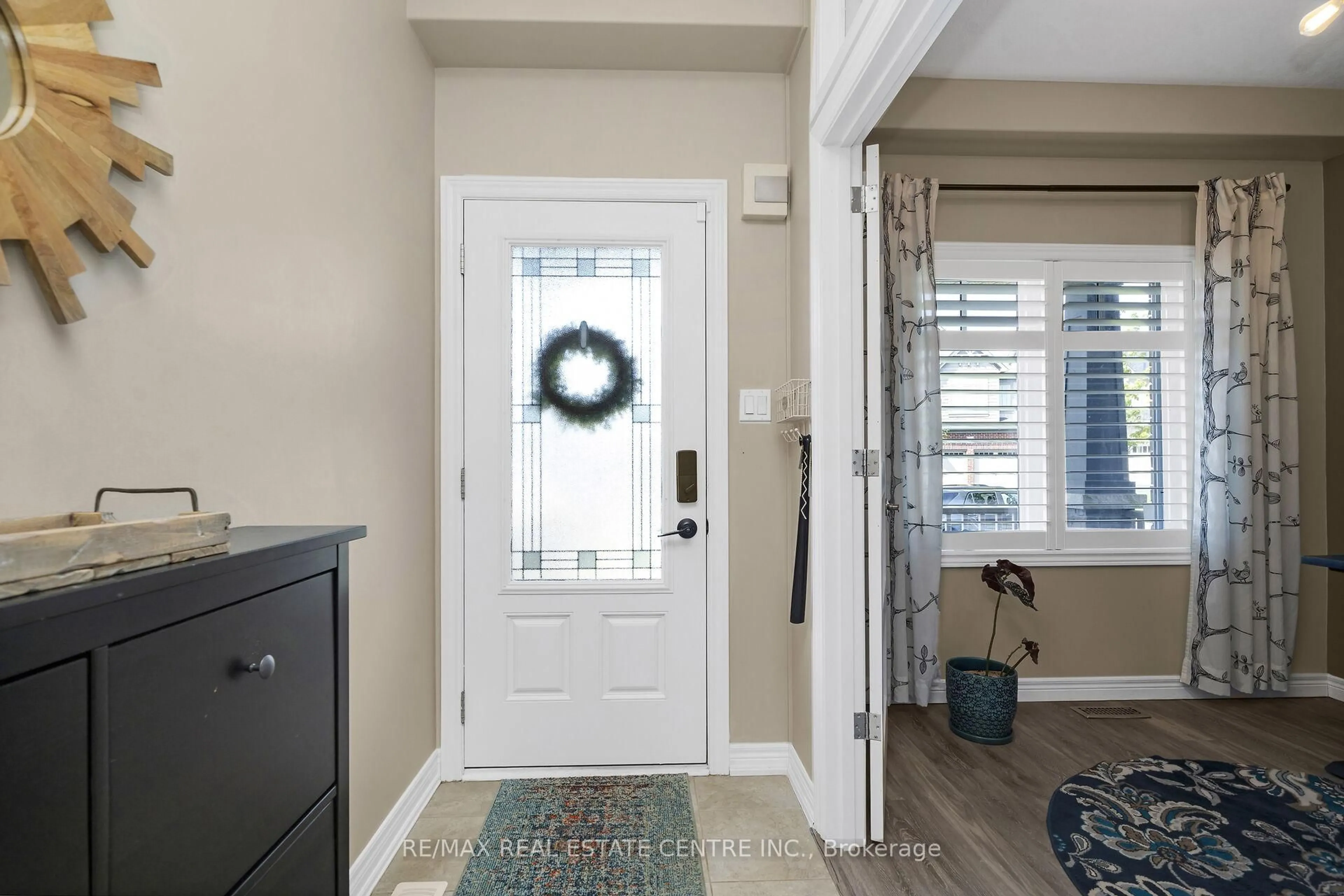 Indoor entryway for 9 Preston Dr, Orangeville Ontario L9W 4K3
