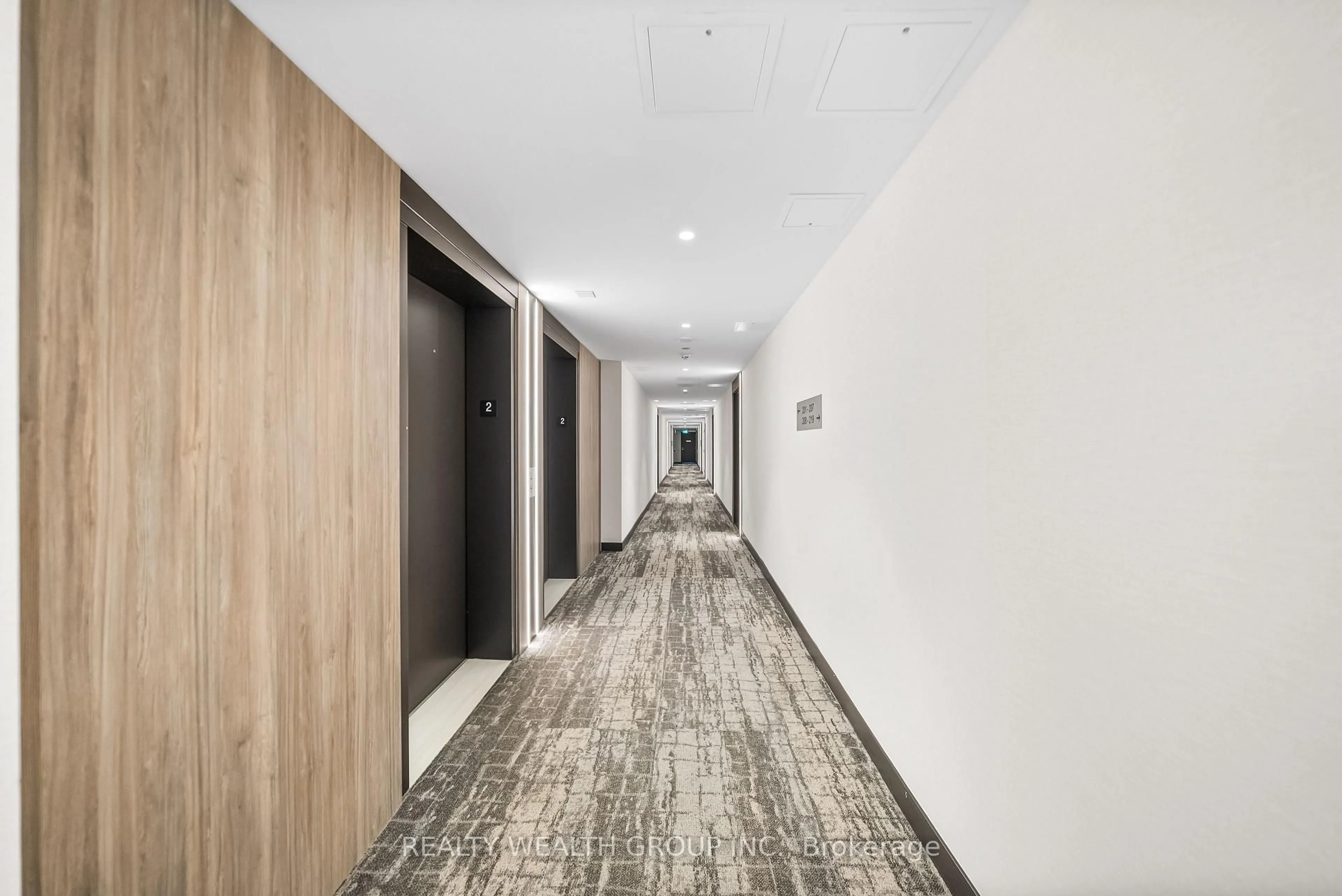 Indoor foyer for 215 LAKESHORE Rd #208, Mississauga Ontario L5H 1G5