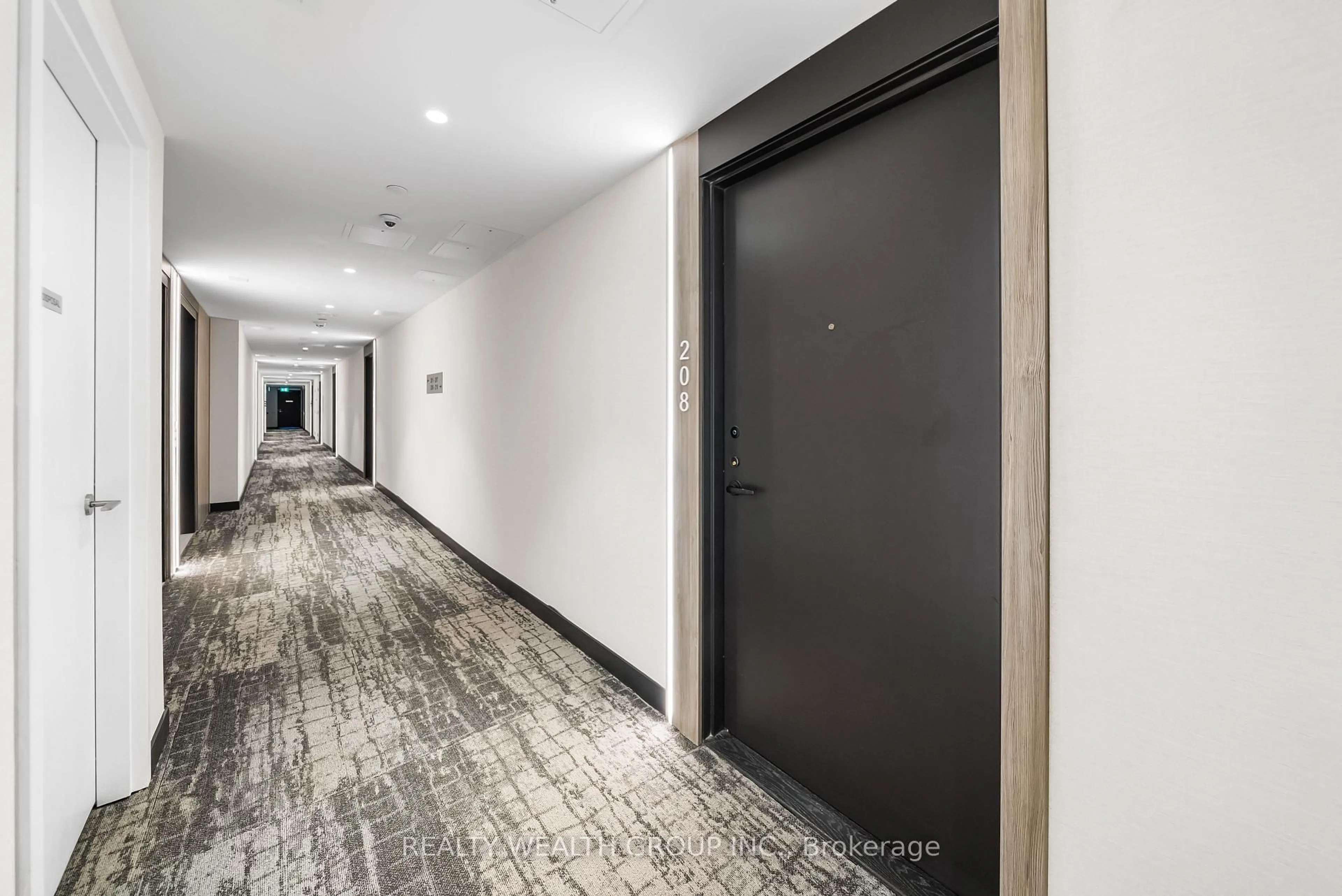 Indoor foyer for 215 LAKESHORE Rd #208, Mississauga Ontario L5H 1G5