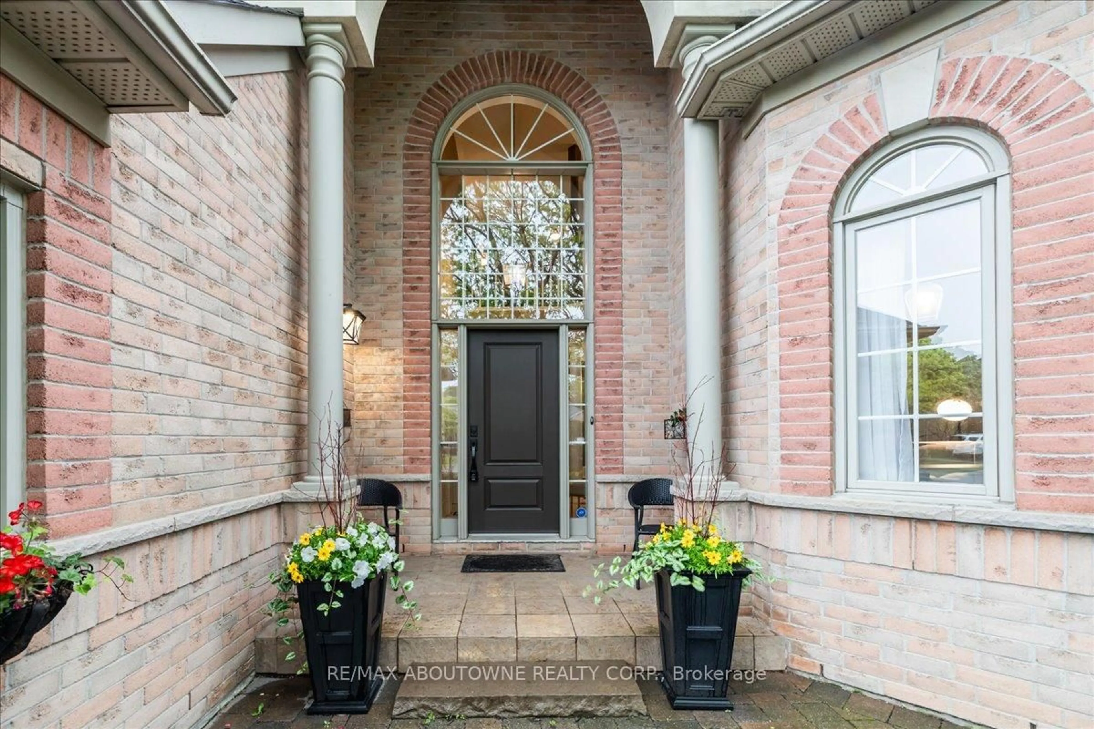 Indoor entryway for 2183 Turnberry Dr, Burlington Ontario L7M 4P9