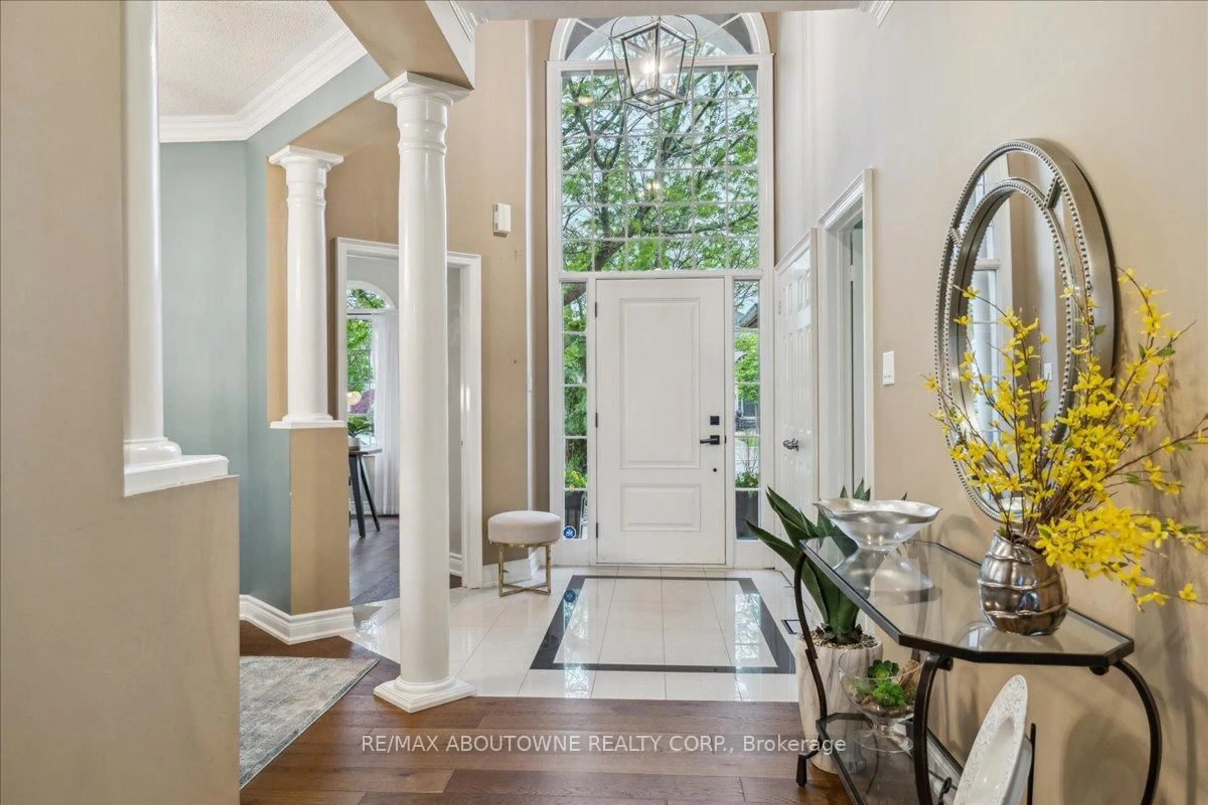 Indoor entryway for 2183 Turnberry Dr, Burlington Ontario L7M 4P9
