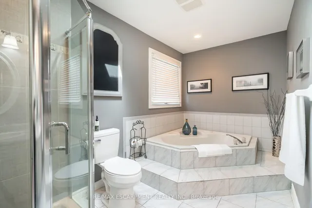 Additional property image - 2431 Baxter Cres