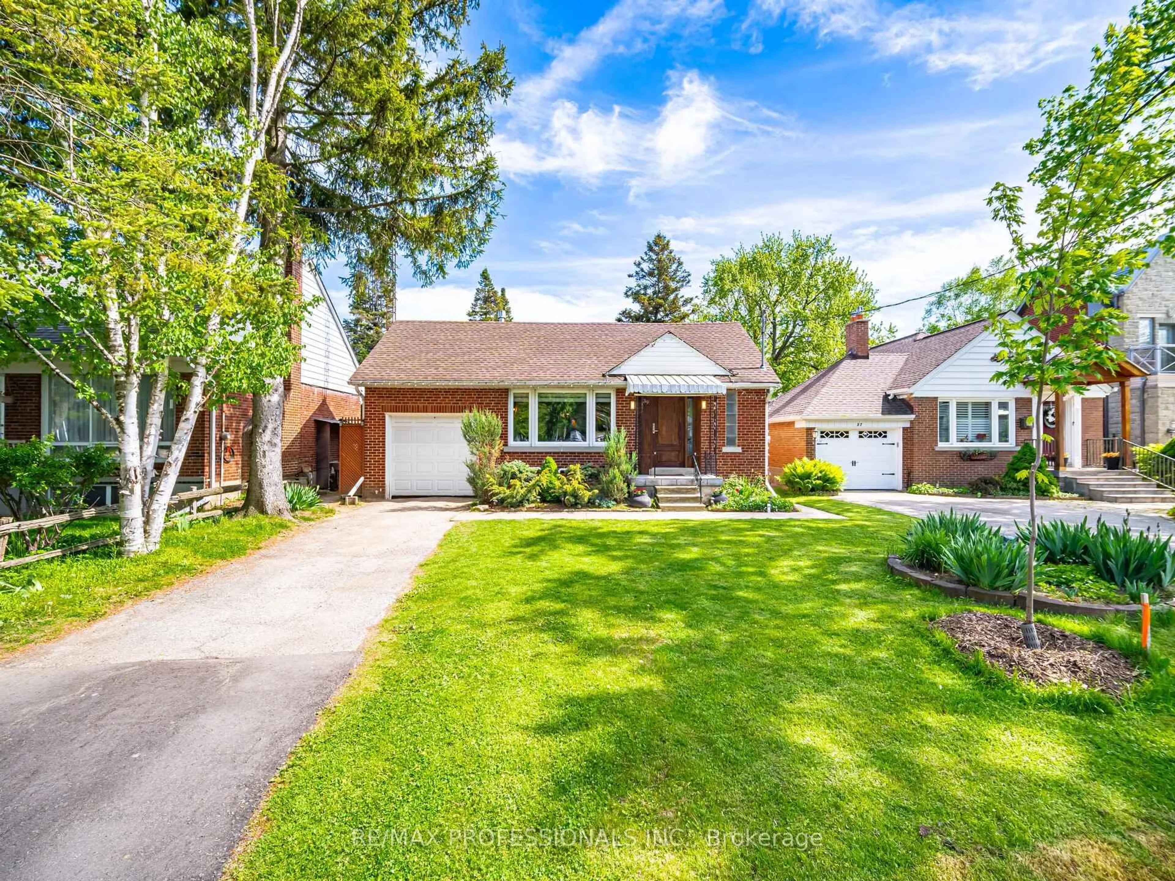 Home with brick exterior material, street for 39 Old Oak Rd, Toronto Ontario M9A 2W1