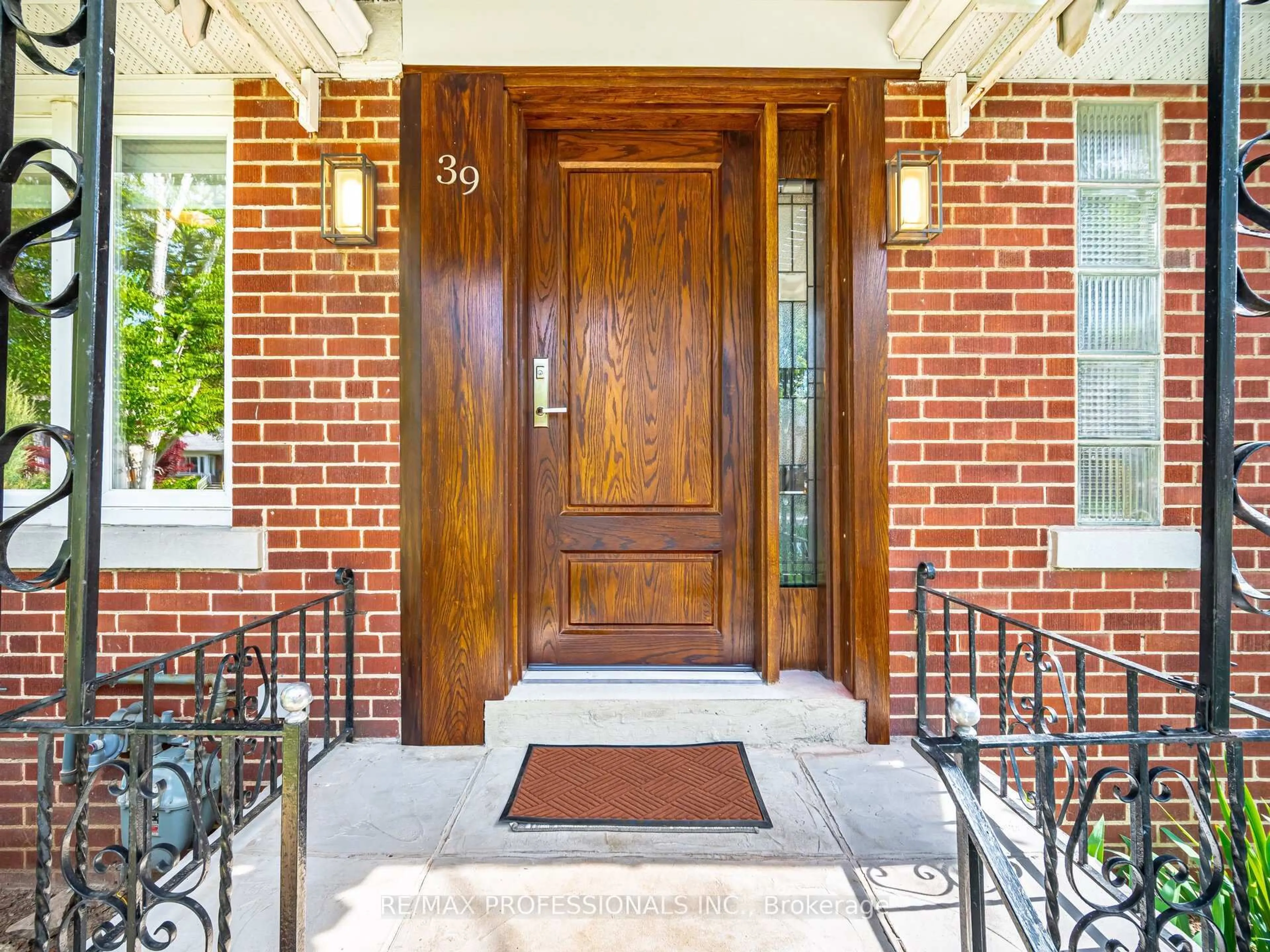 Indoor entryway for 39 Old Oak Rd, Toronto Ontario M9A 2W1