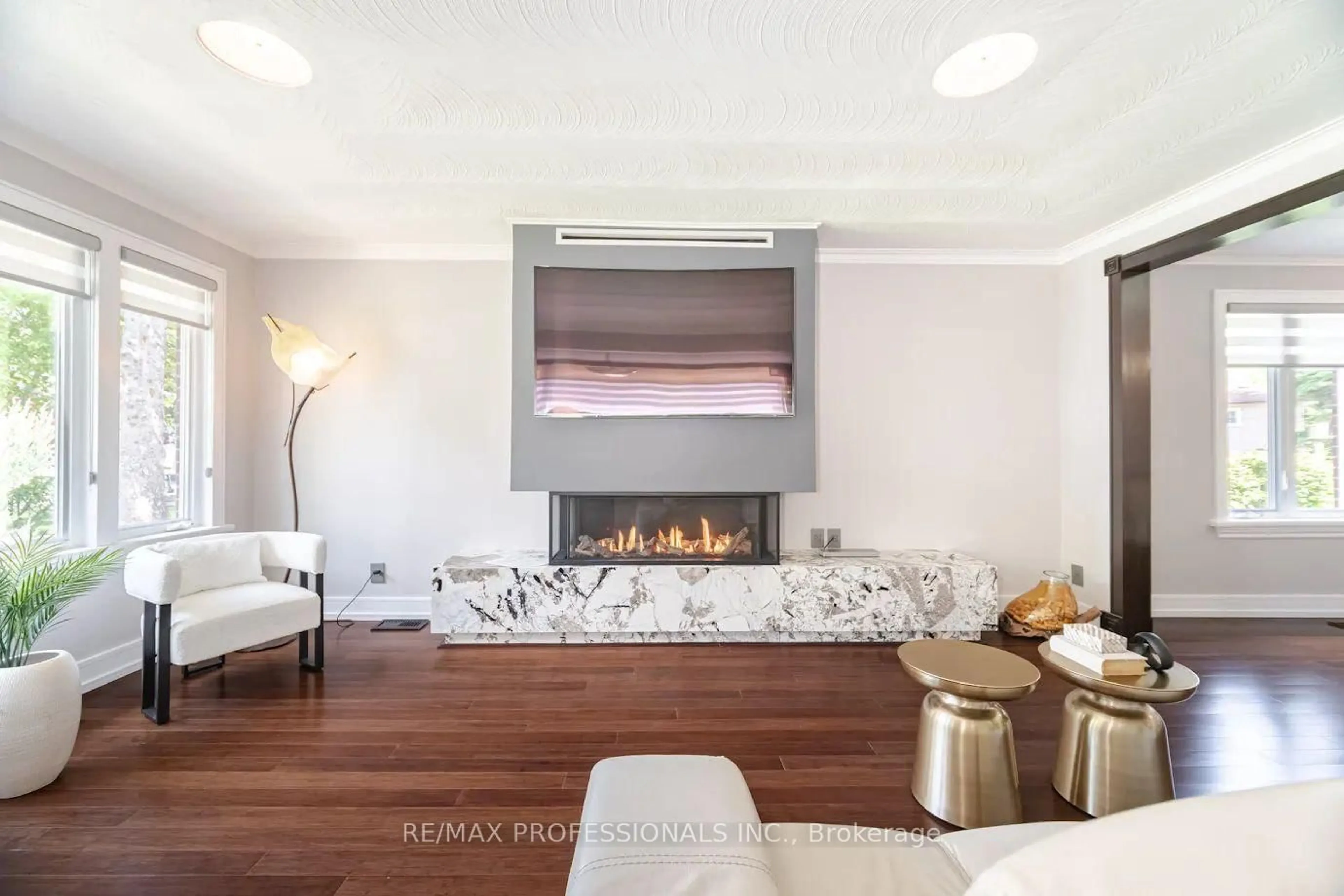 Living room with furniture, unknown for 39 Old Oak Rd, Toronto Ontario M9A 2W1