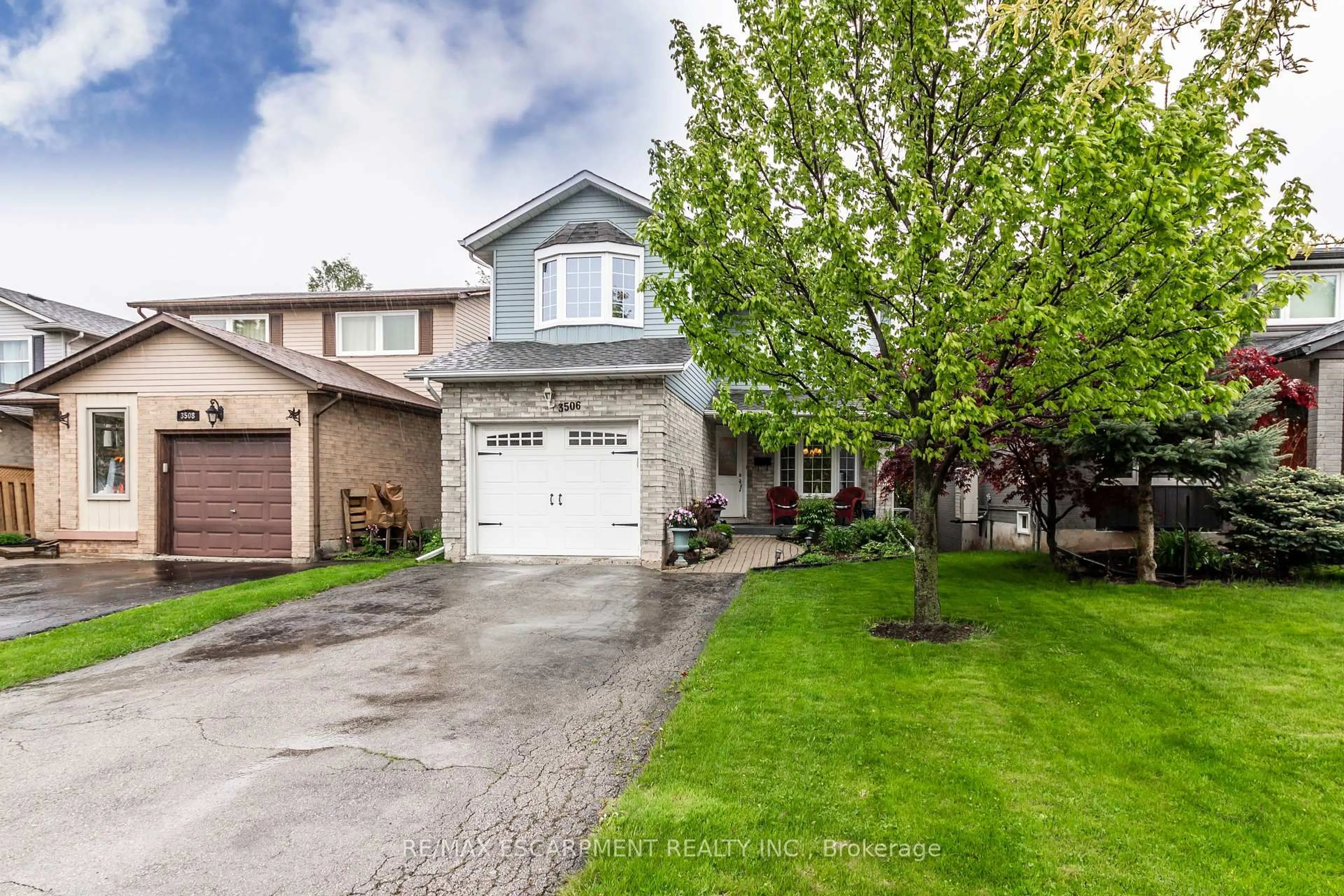 A pic from outside/outdoor area/front of a property/back of a property/a pic from drone, street for 3506 Marion Crt, Burlington Ontario L7M 3E8