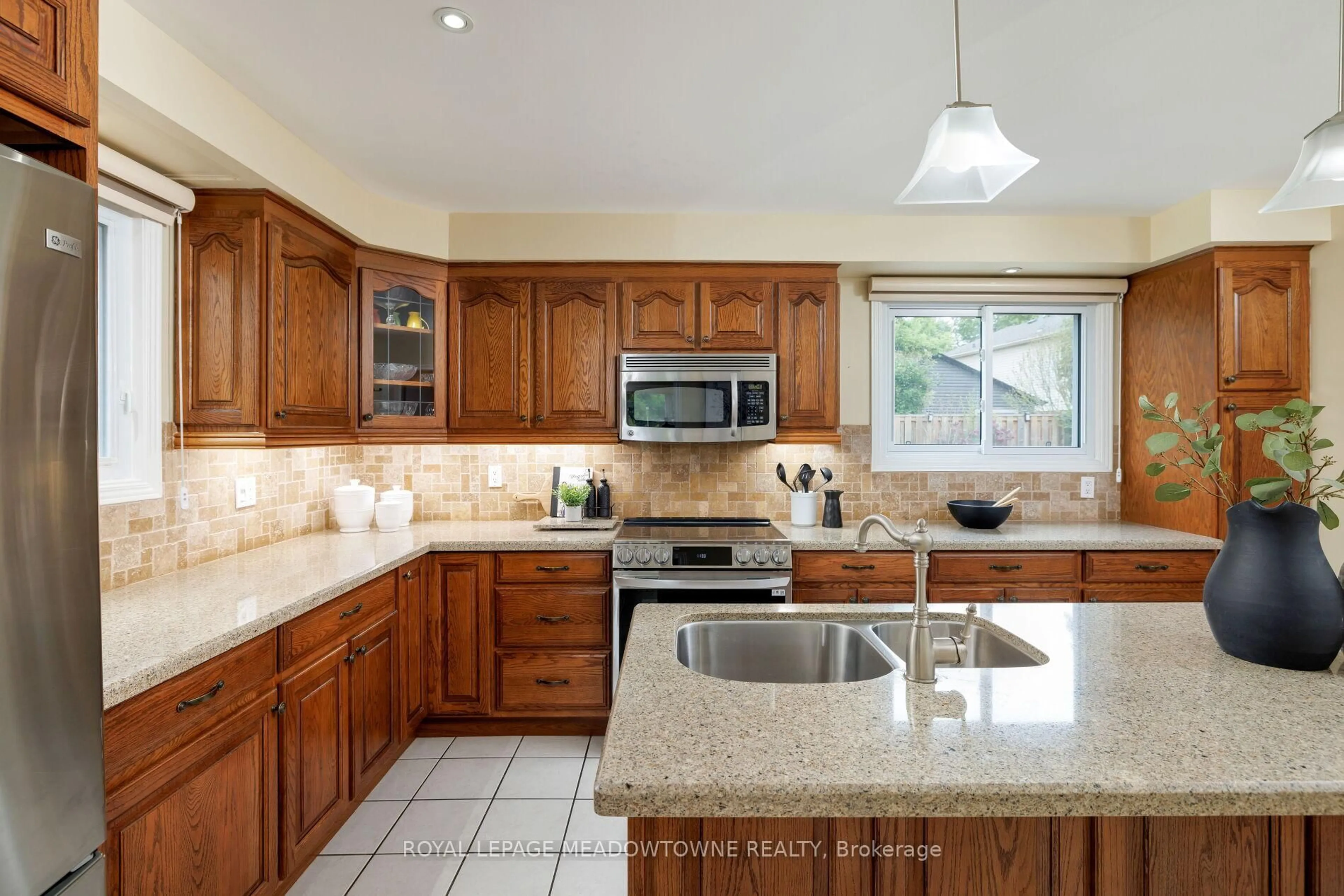 Open concept kitchen, ceramic/tile floor for 521 Vanier Dr, Milton Ontario L9T 4S3