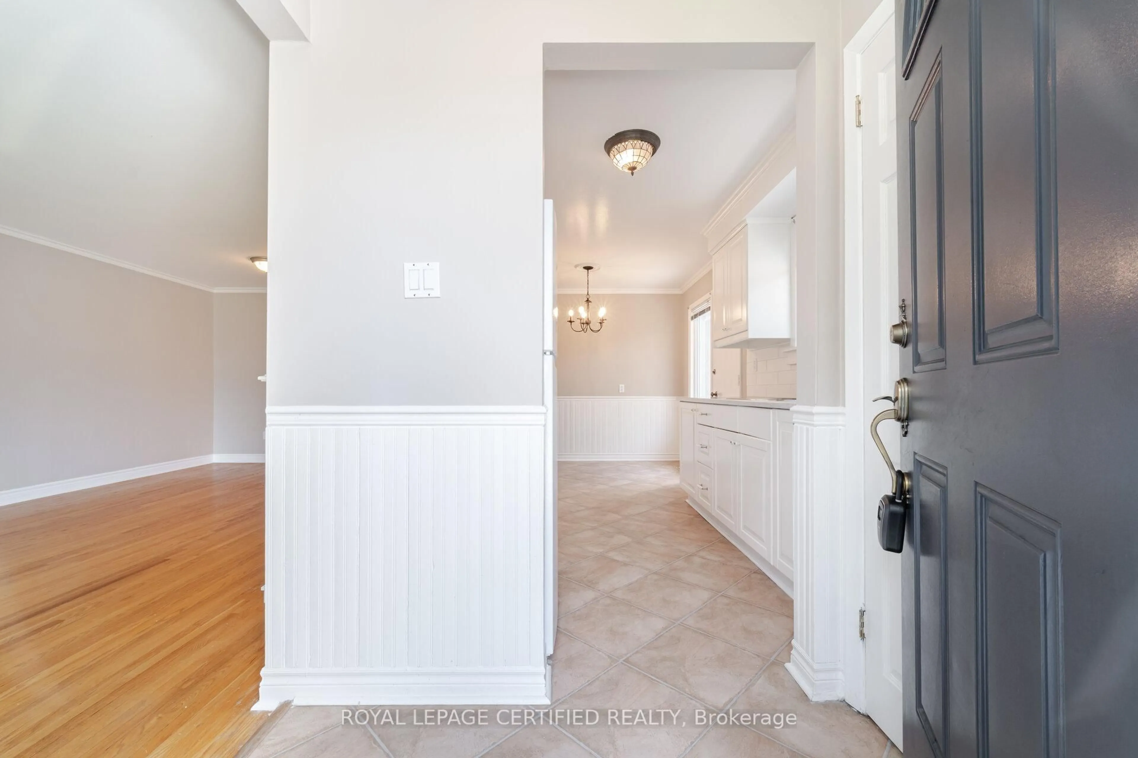 Indoor entryway for 43 Grange Dr, Brampton Ontario L6X 2H1