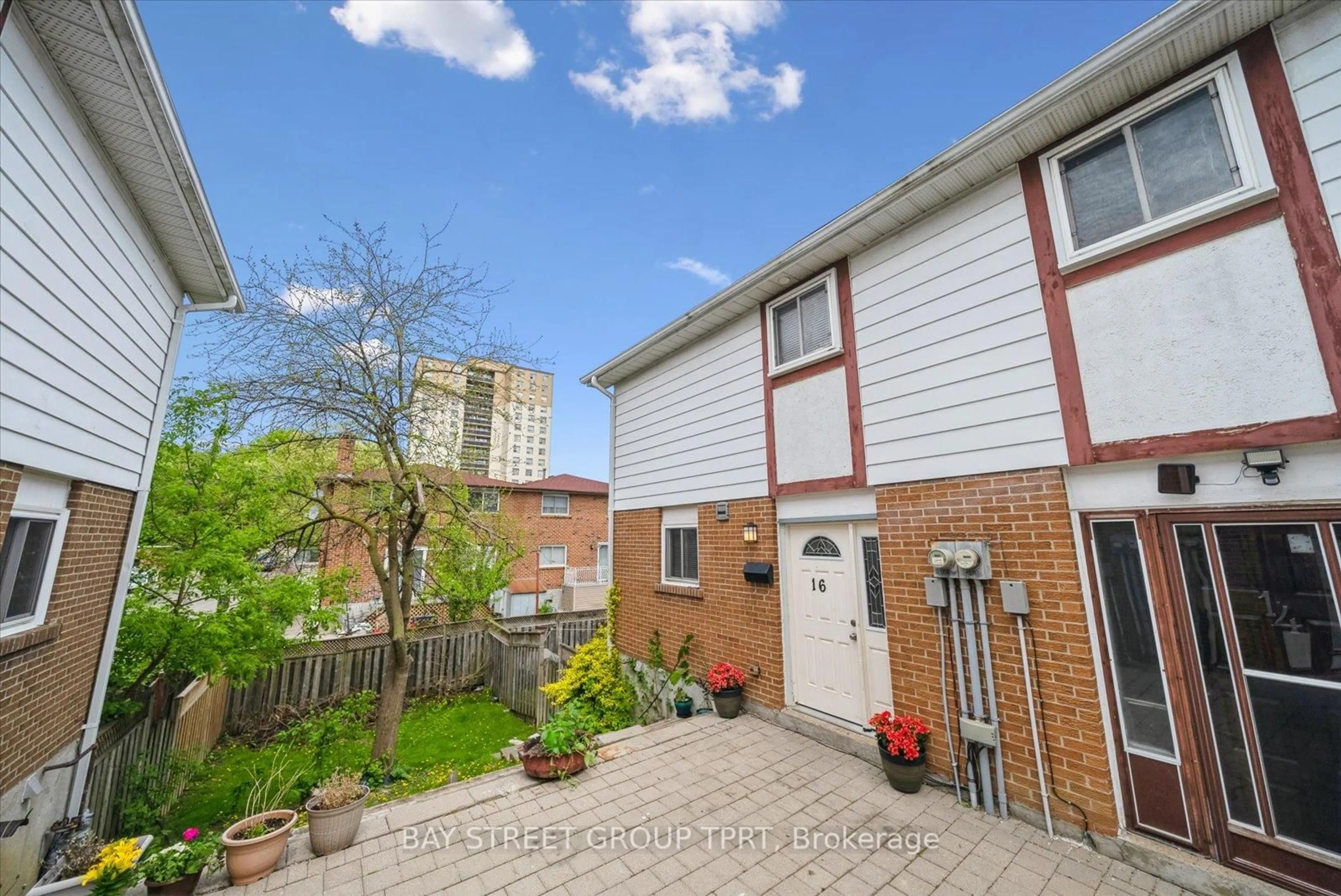 A pic from outside/outdoor area/front of a property/back of a property/a pic from drone, street for 16 Bur Oak Way, Toronto Ontario M3L 2G4