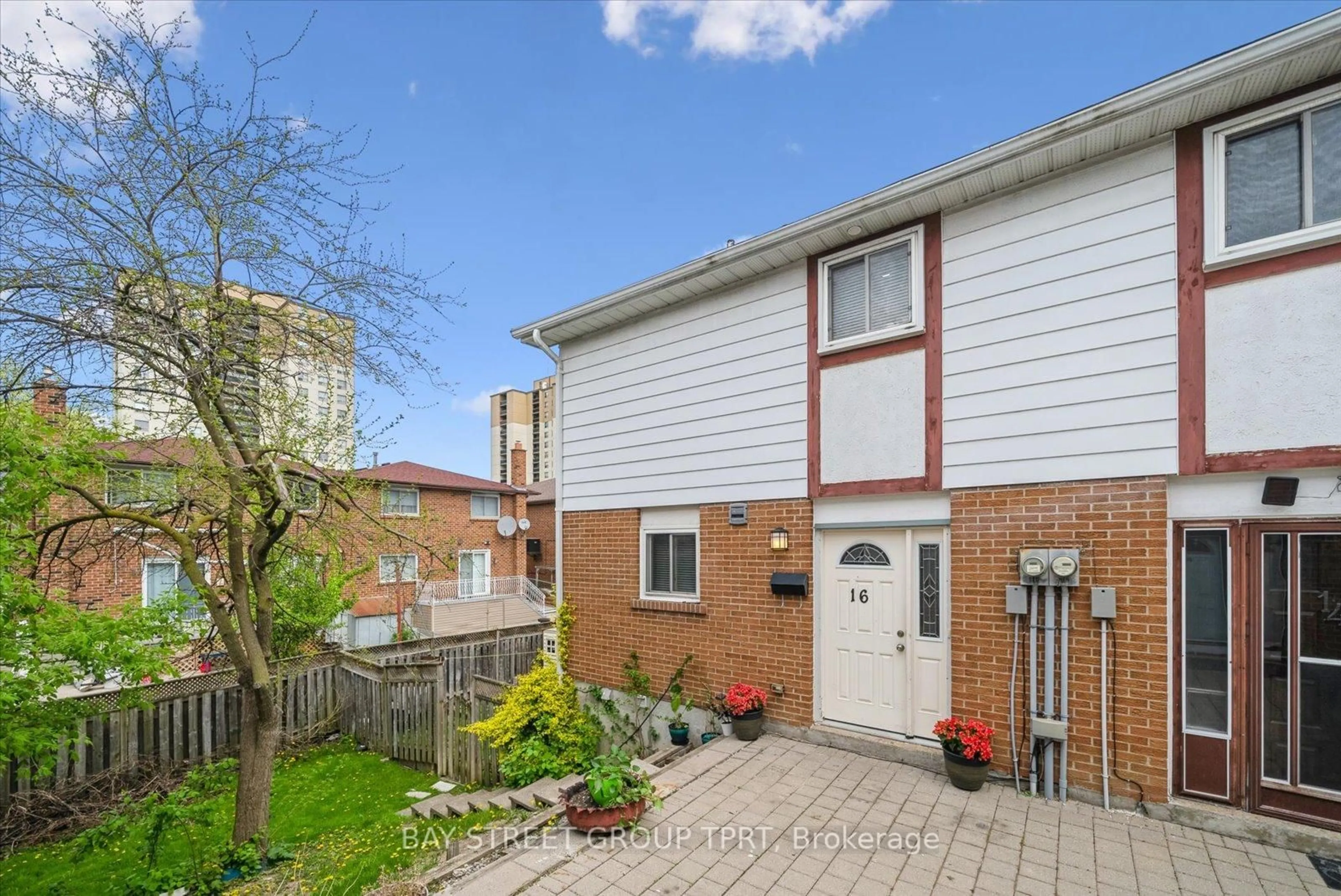A pic from outside/outdoor area/front of a property/back of a property/a pic from drone, street for 16 Bur Oak Way, Toronto Ontario M3L 2G4
