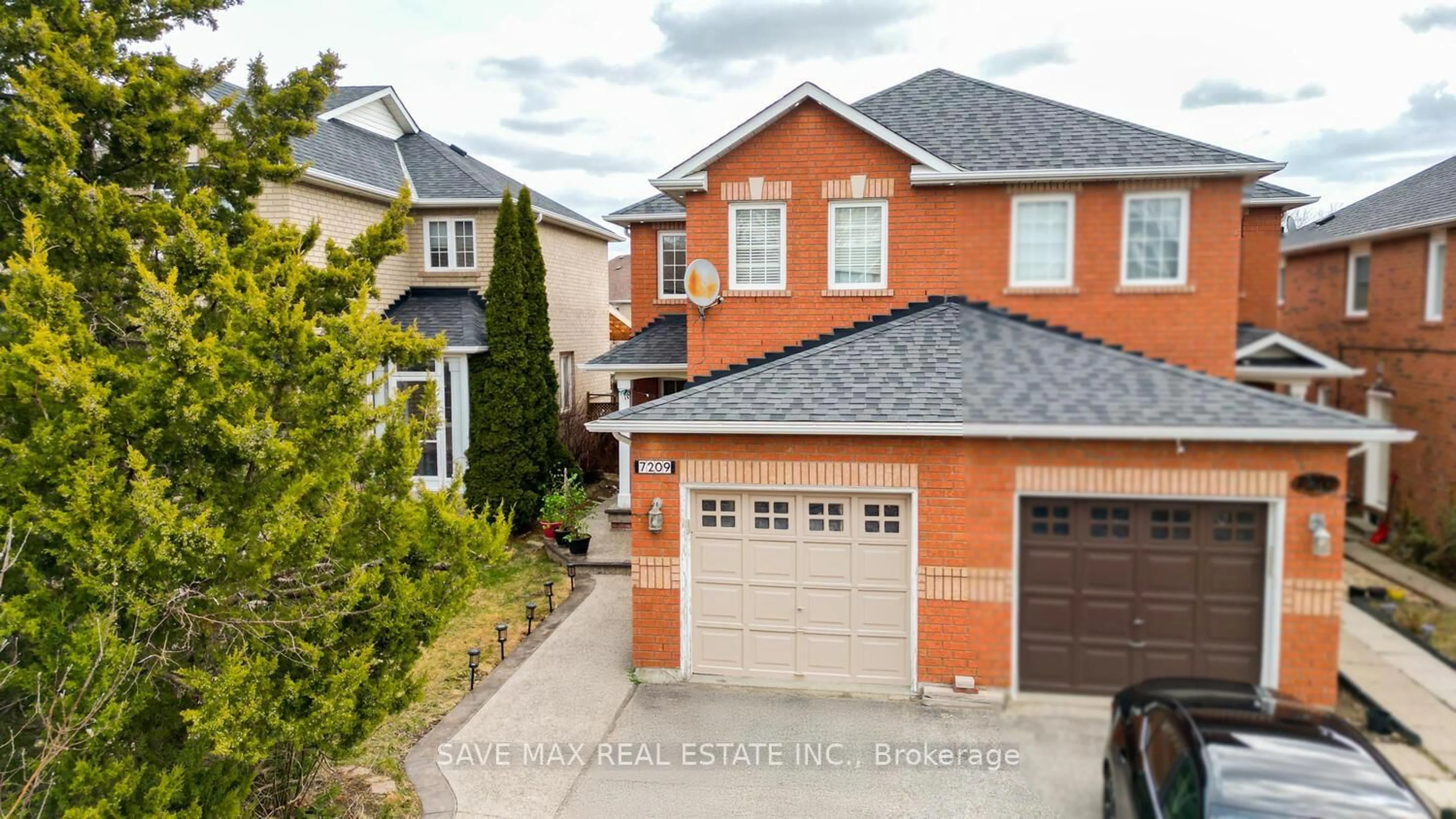 Home with brick exterior material, street for 7209 Frontier Rdge, Mississauga Ontario L5N 7R2