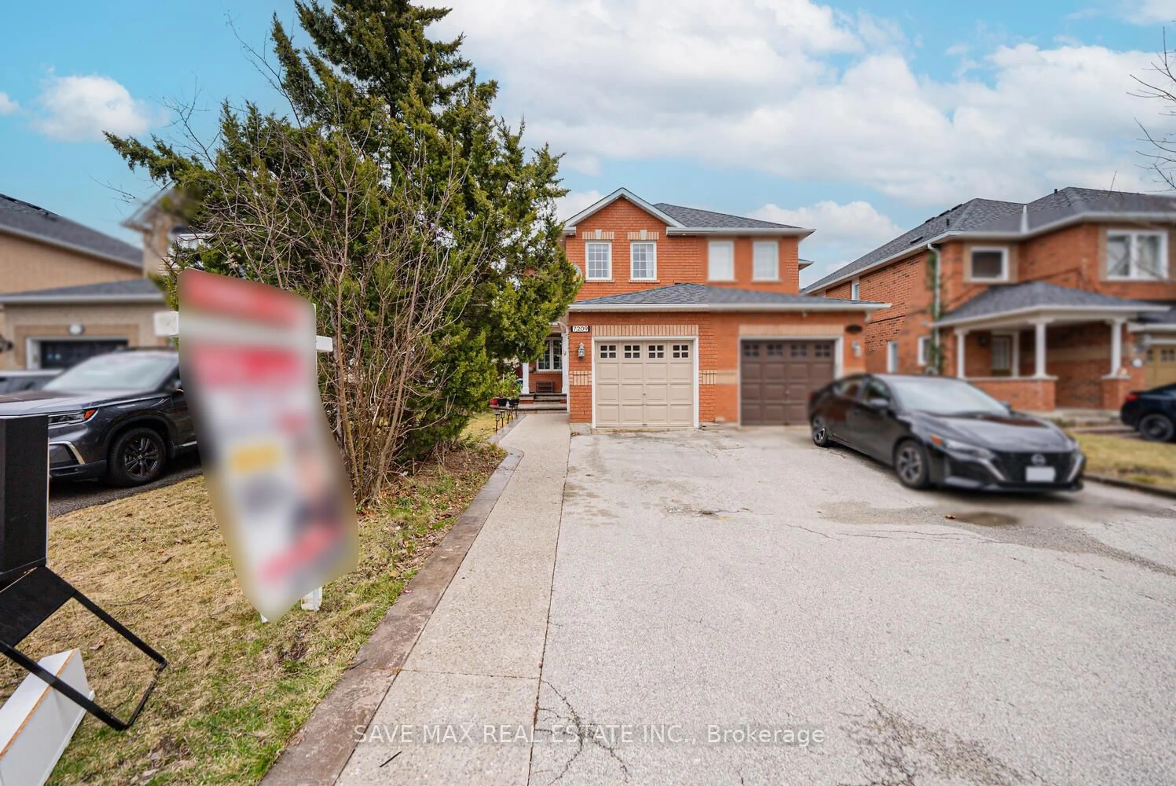 A pic from outside/outdoor area/front of a property/back of a property/a pic from drone, street for 7209 Frontier Rdge, Mississauga Ontario L5N 7R2