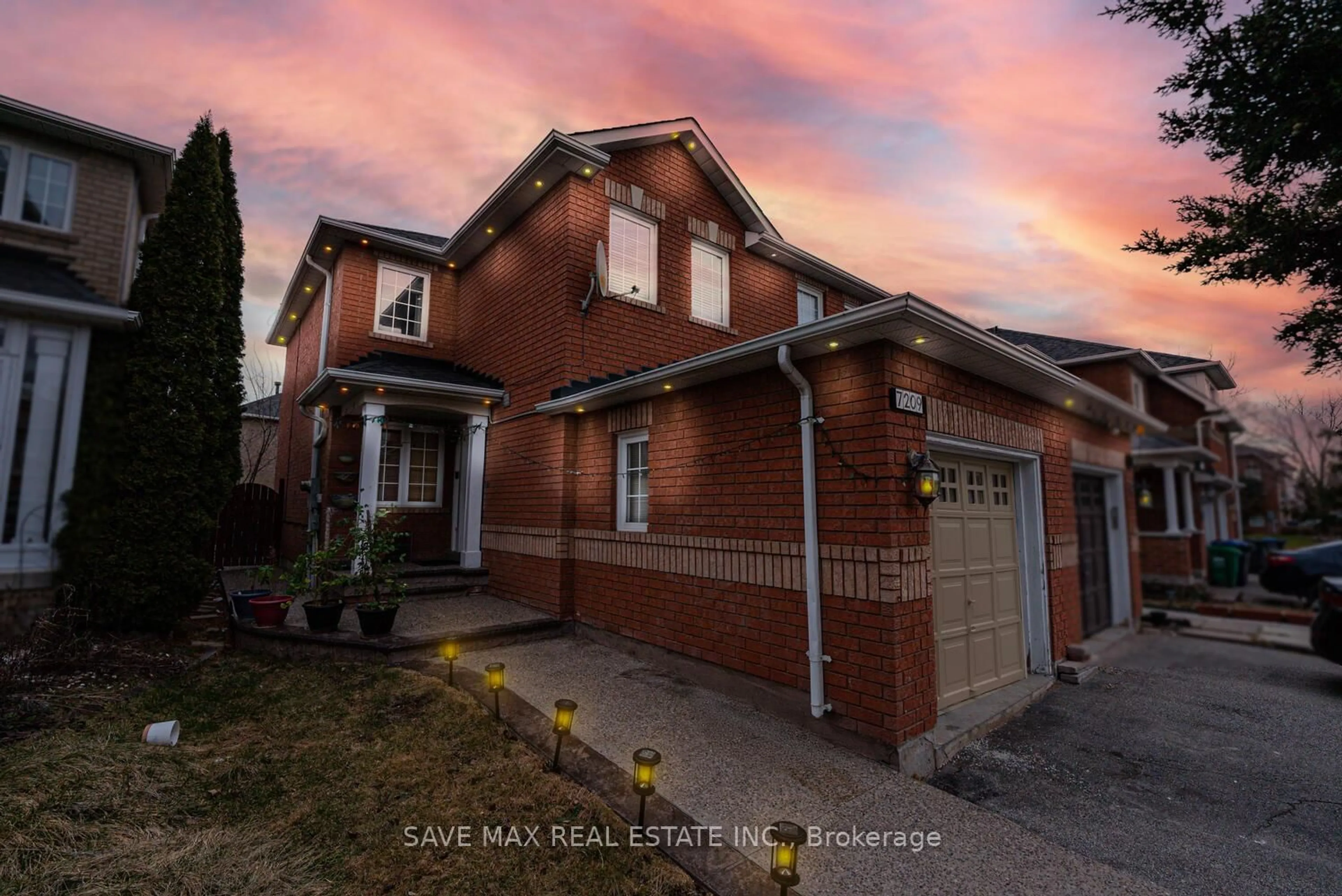Home with brick exterior material, street for 7209 Frontier Rdge, Mississauga Ontario L5N 7R2