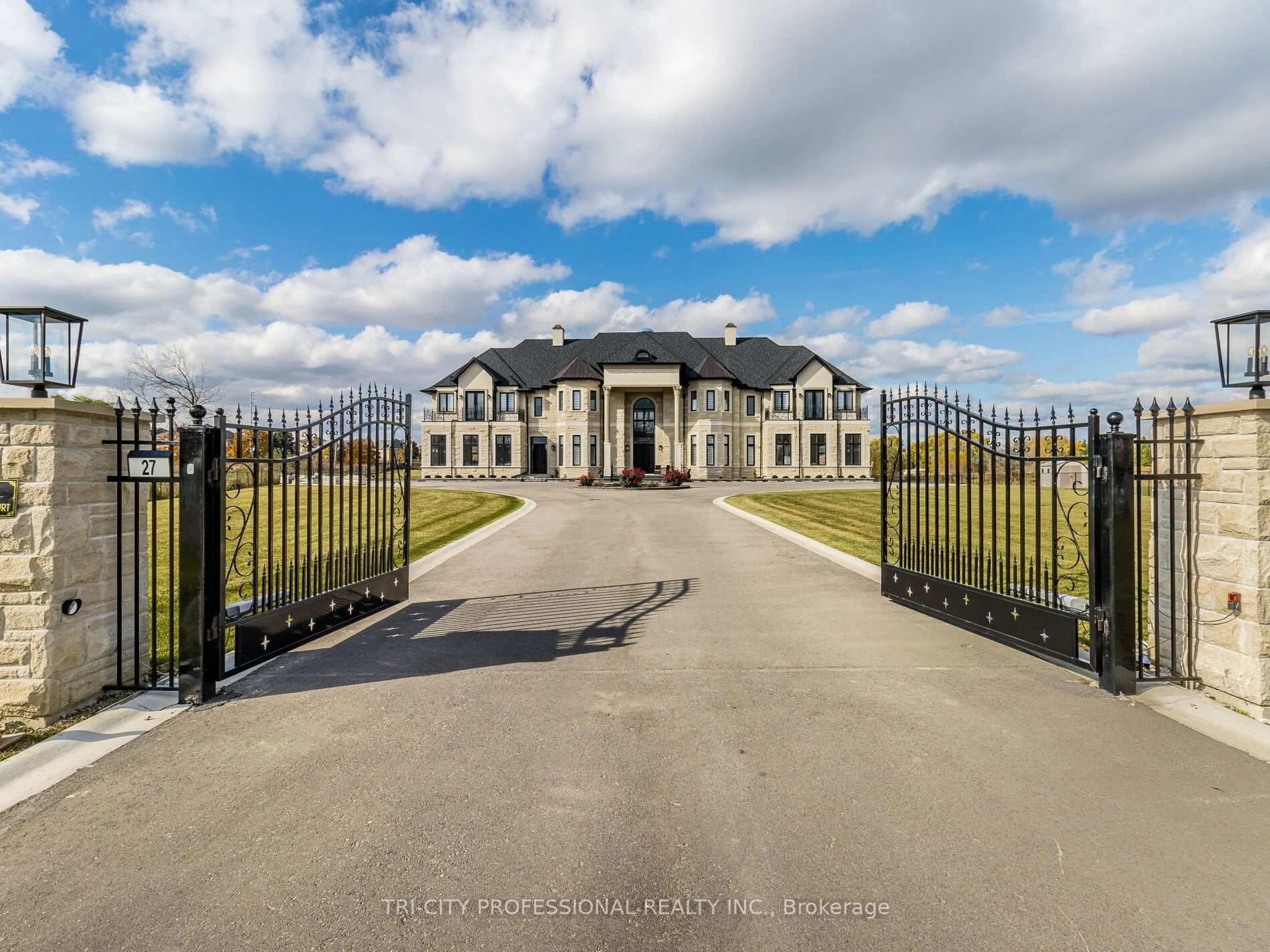 A pic from outside/outdoor area/front of a property/back of a property/a pic from drone, unknown for 27 Morris Crt, Brampton Ontario L6P 0G7