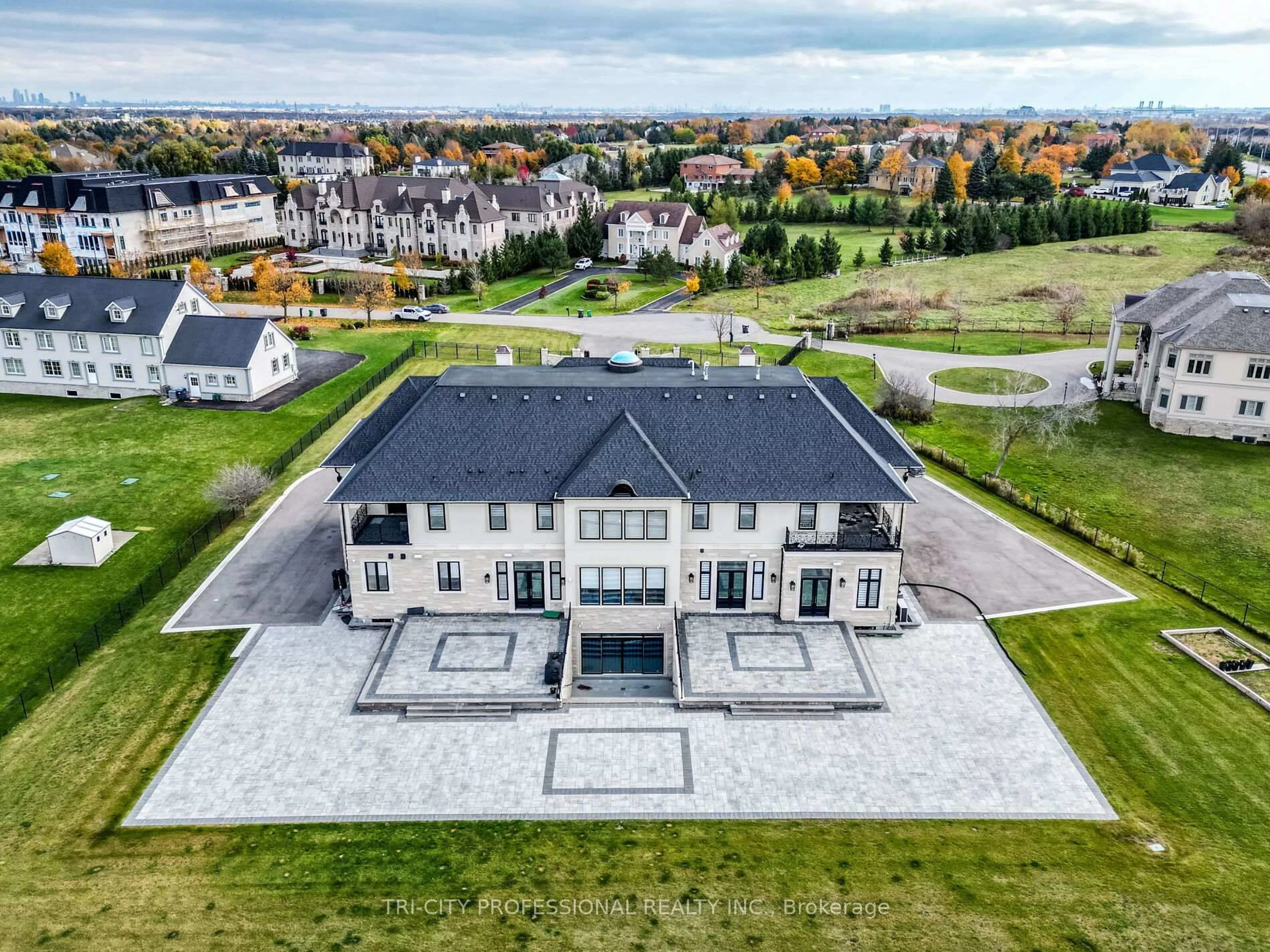 A pic from outside/outdoor area/front of a property/back of a property/a pic from drone, unknown for 27 Morris Crt, Brampton Ontario L6P 0G7
