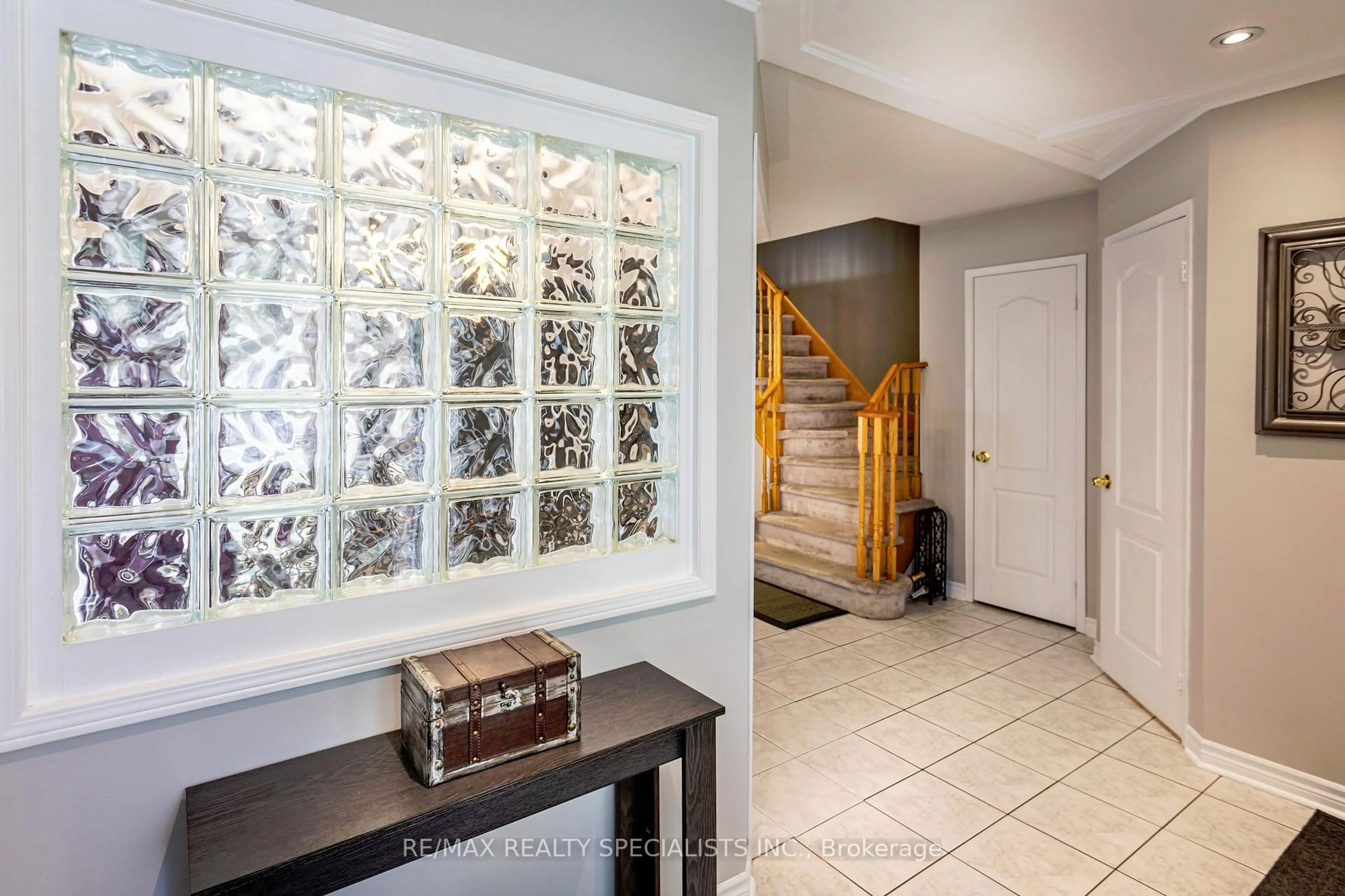 Indoor entryway for 6408 Hampden Woods Rd, Mississauga Ontario L5N 7V3