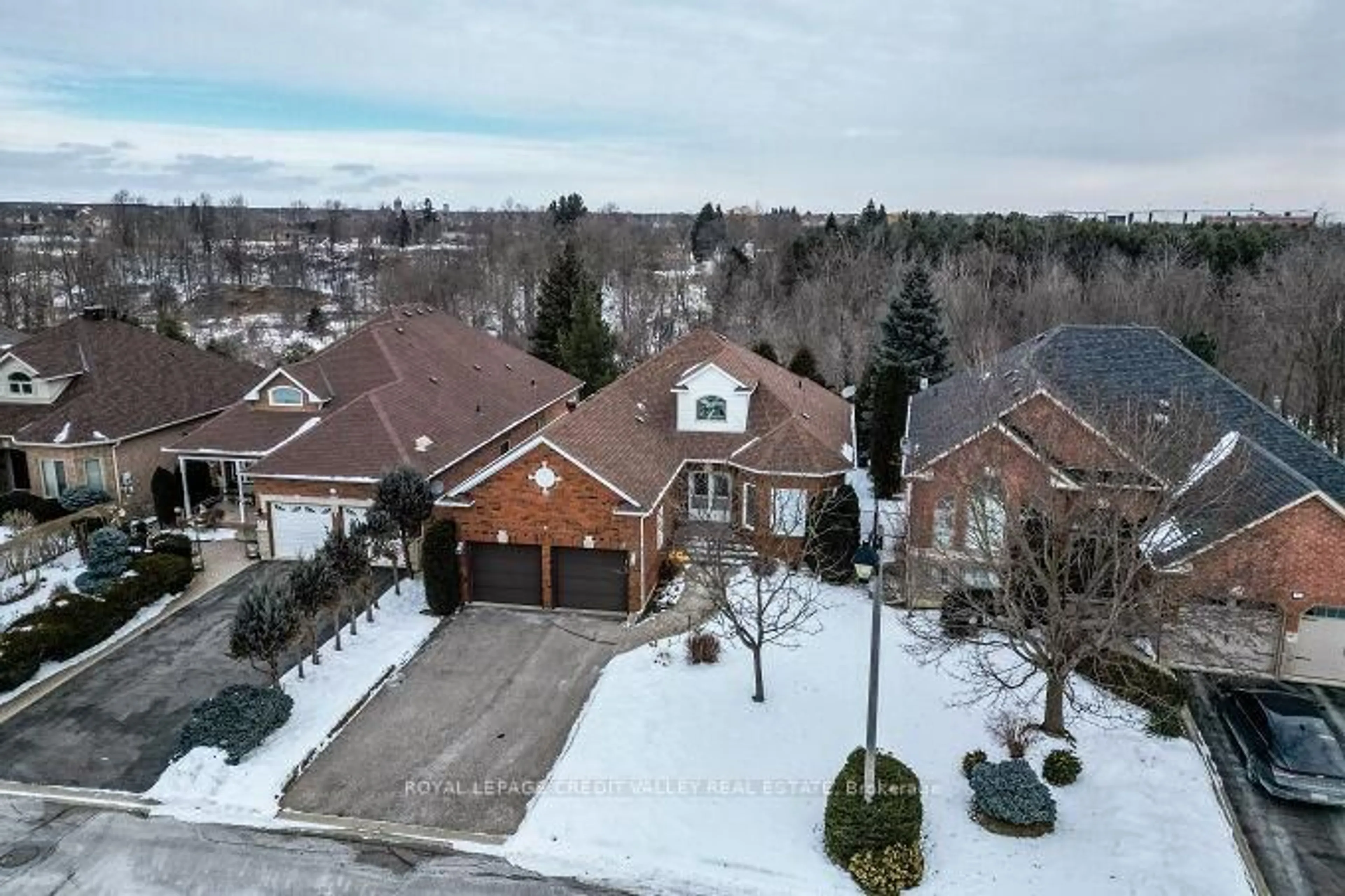 A pic from outside/outdoor area/front of a property/back of a property/a pic from drone, street for 15 Kirkwood Cres, Caledon Ontario L7C 1C1