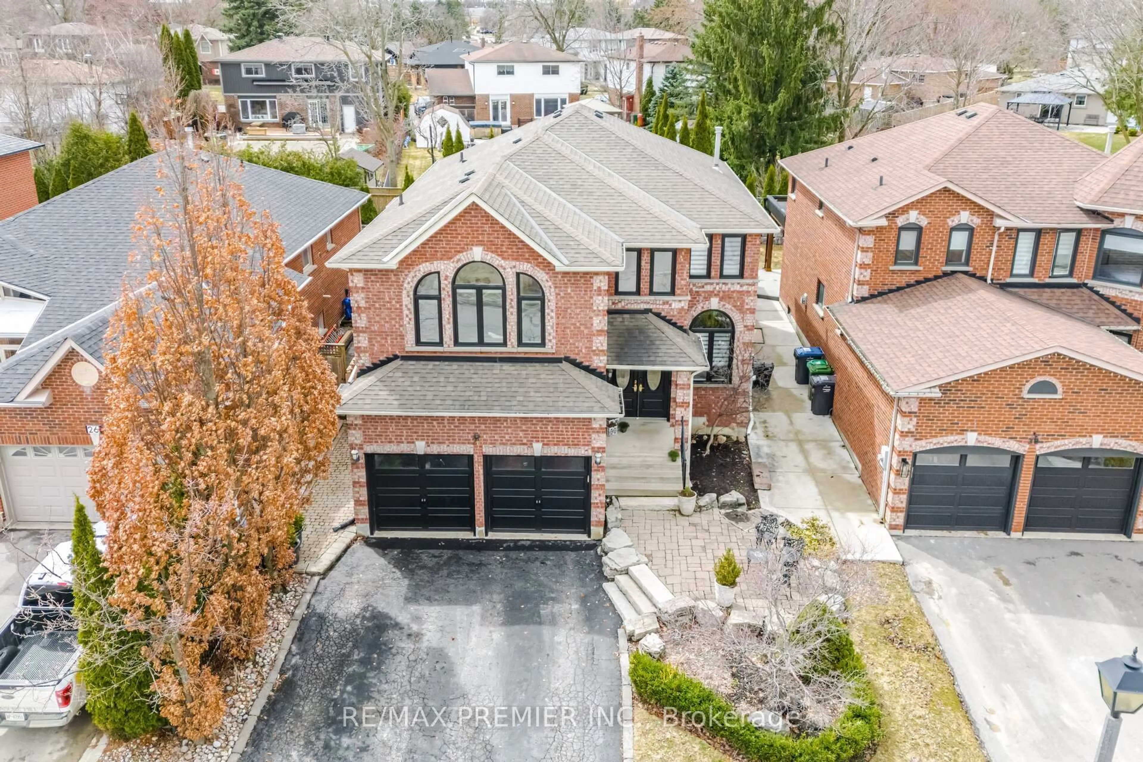 A pic from outside/outdoor area/front of a property/back of a property/a pic from drone, street for 28 Strawberry Hill Crt, Caledon Ontario L7E 1S1