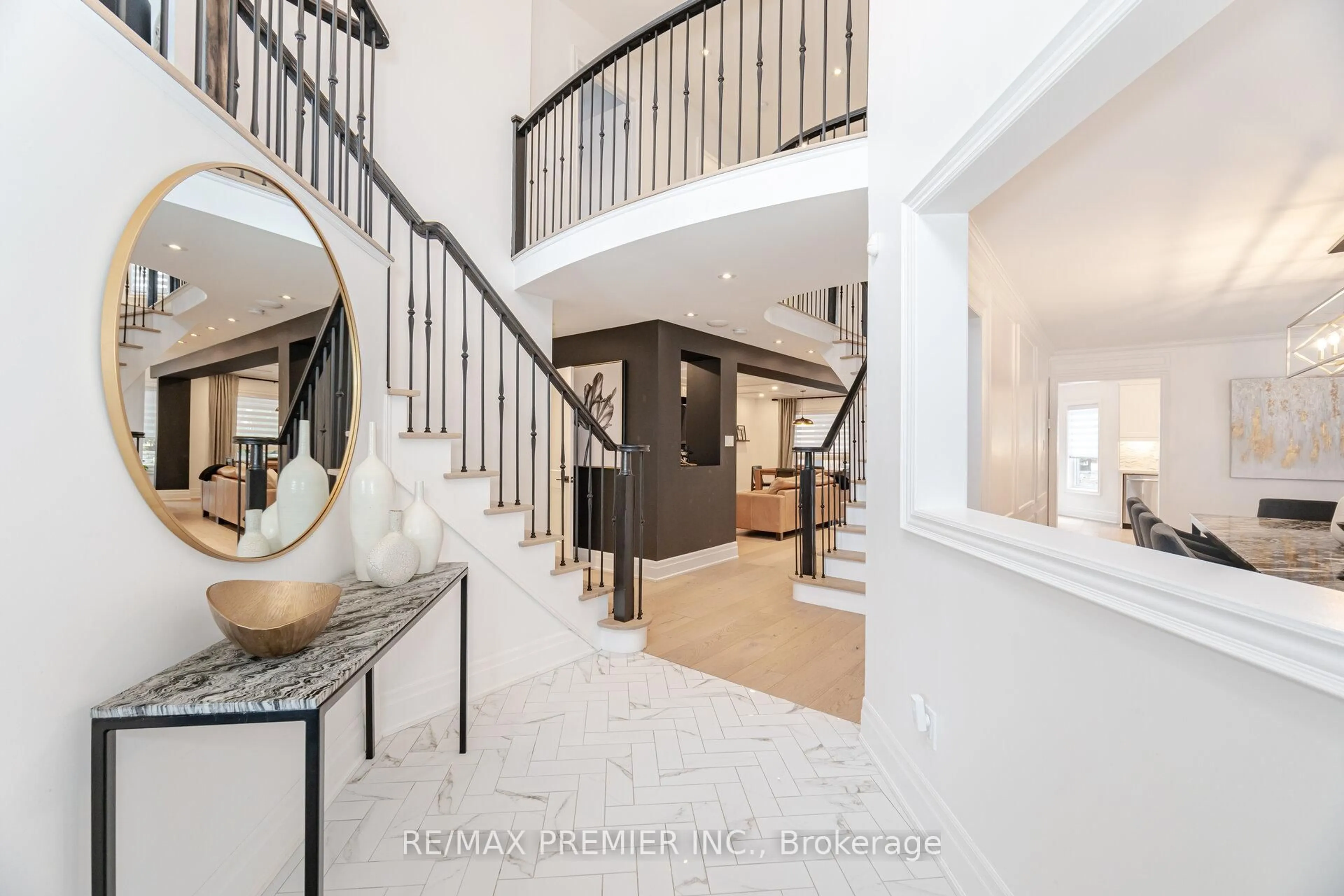 Indoor foyer for 28 Strawberry Hill Crt, Caledon Ontario L7E 1S1