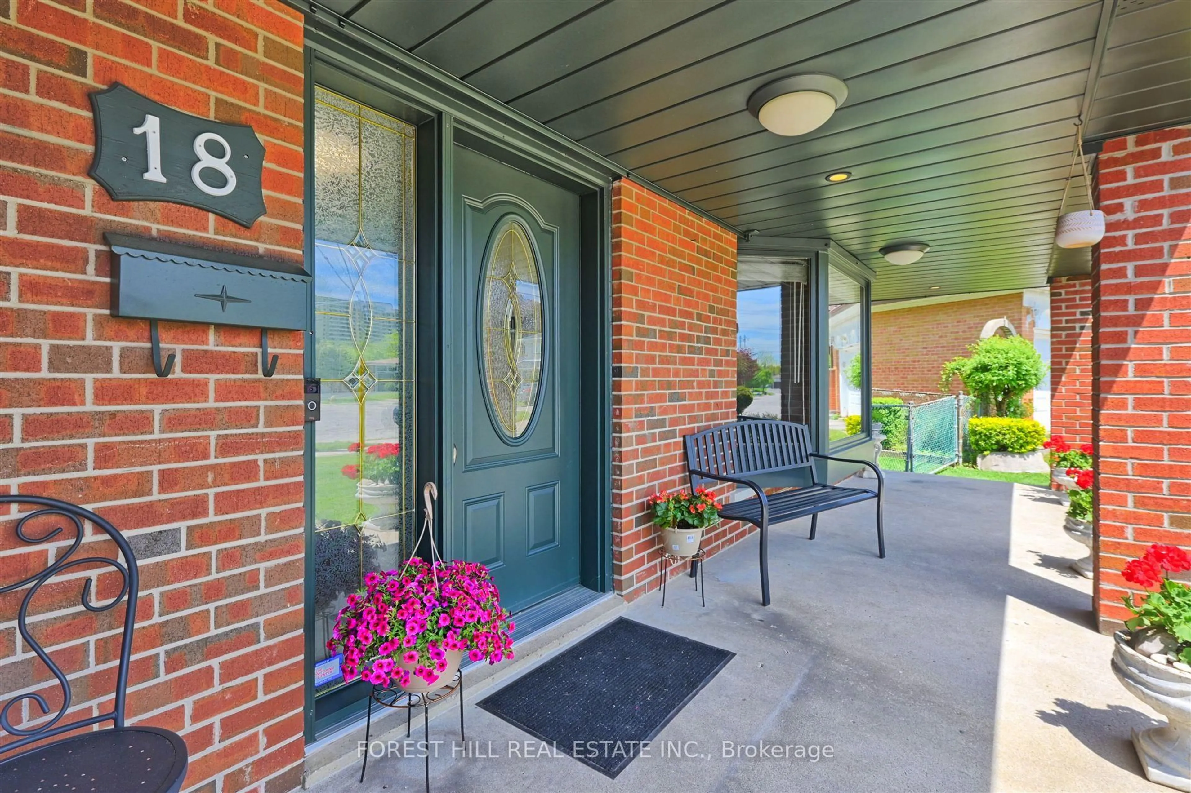 Indoor entryway for 18 Kinnie Crt, Toronto Ontario M3N 2R9