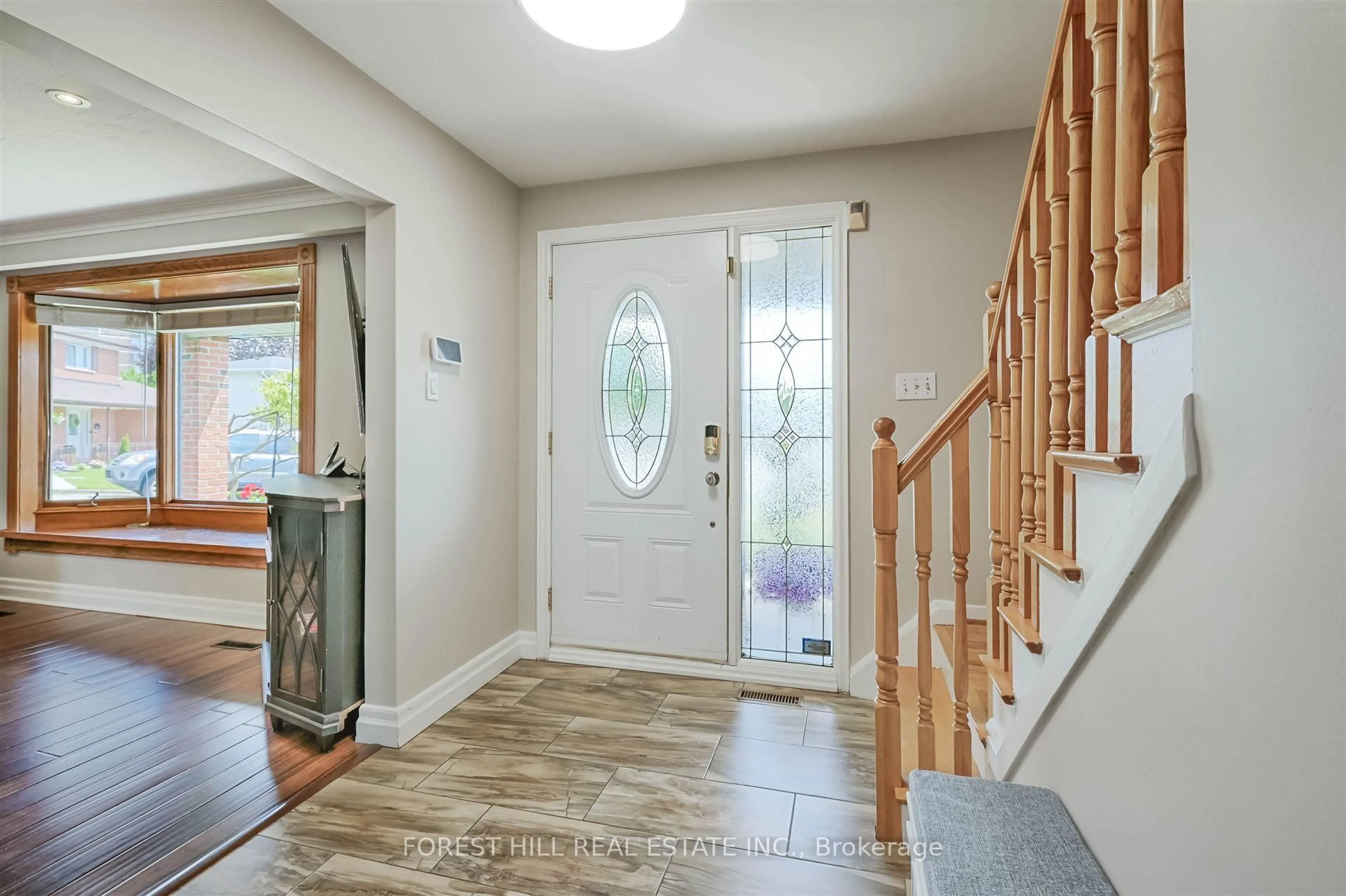 Indoor entryway for 18 Kinnie Crt, Toronto Ontario M3N 2R9