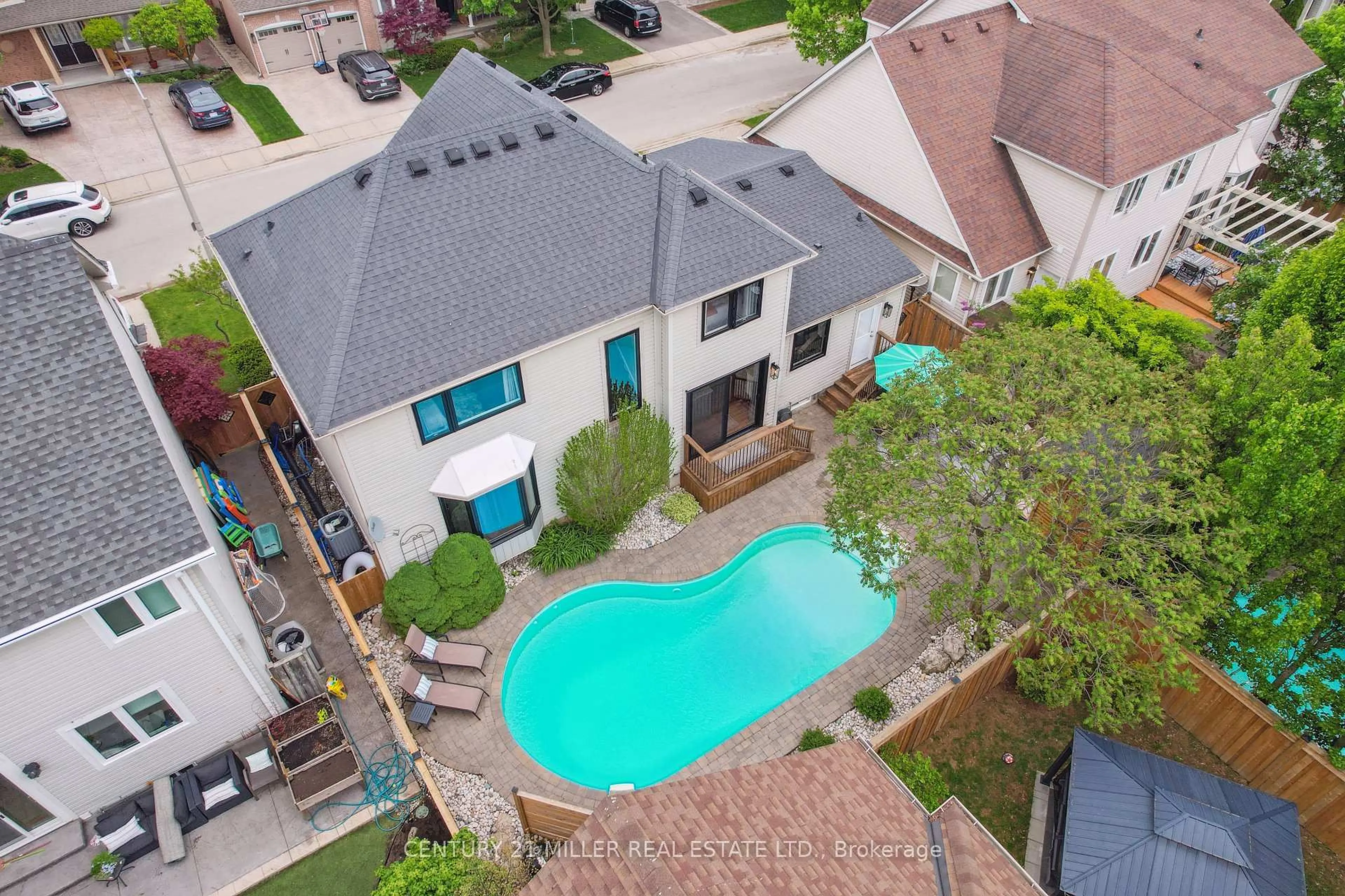 A pic from outside/outdoor area/front of a property/back of a property/a pic from drone, street for 5115 Forest Grove Cres, Burlington Ontario L7L 6G6