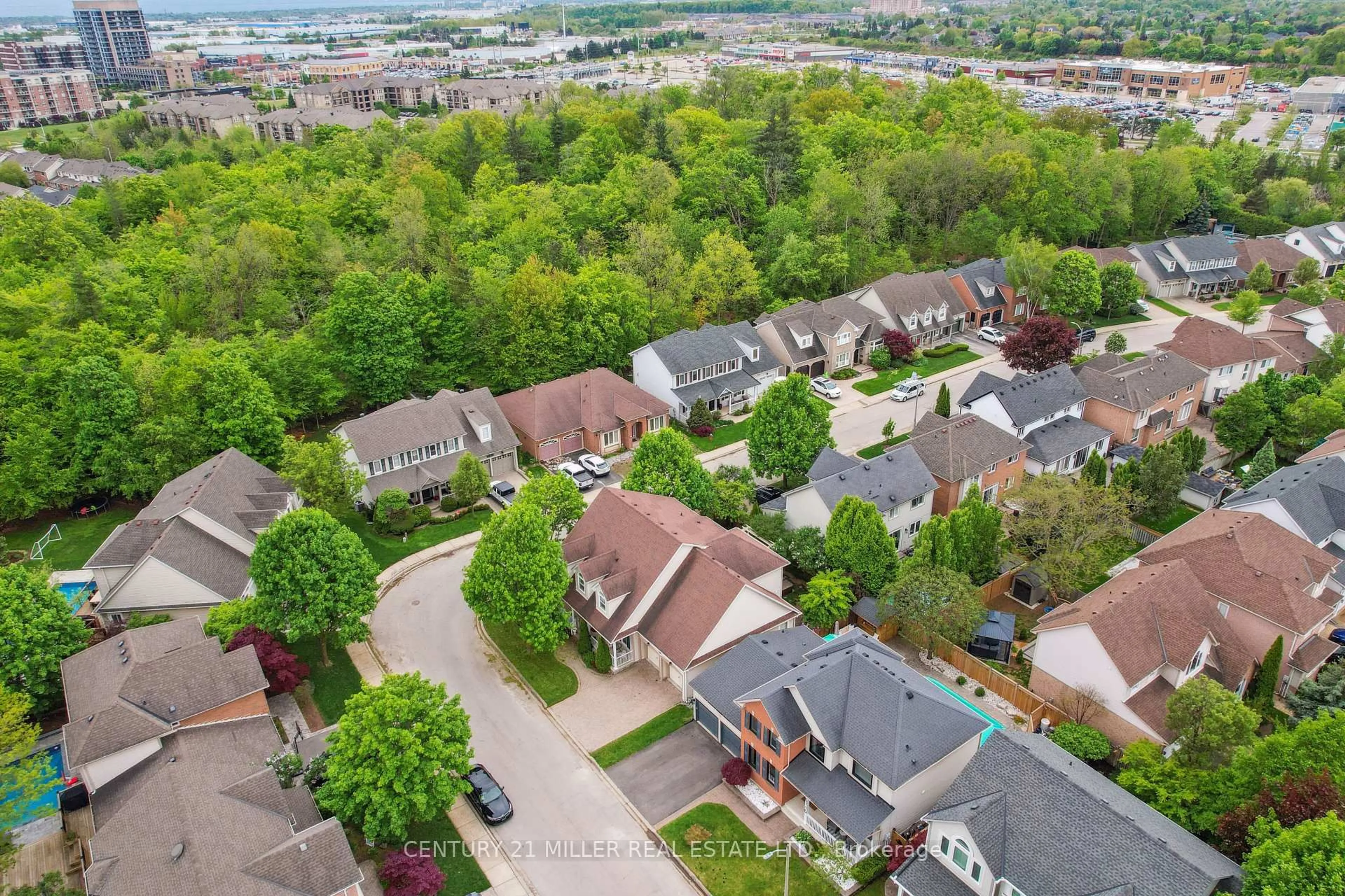 A pic from outside/outdoor area/front of a property/back of a property/a pic from drone, unknown for 5115 Forest Grove Cres, Burlington Ontario L7L 6G6