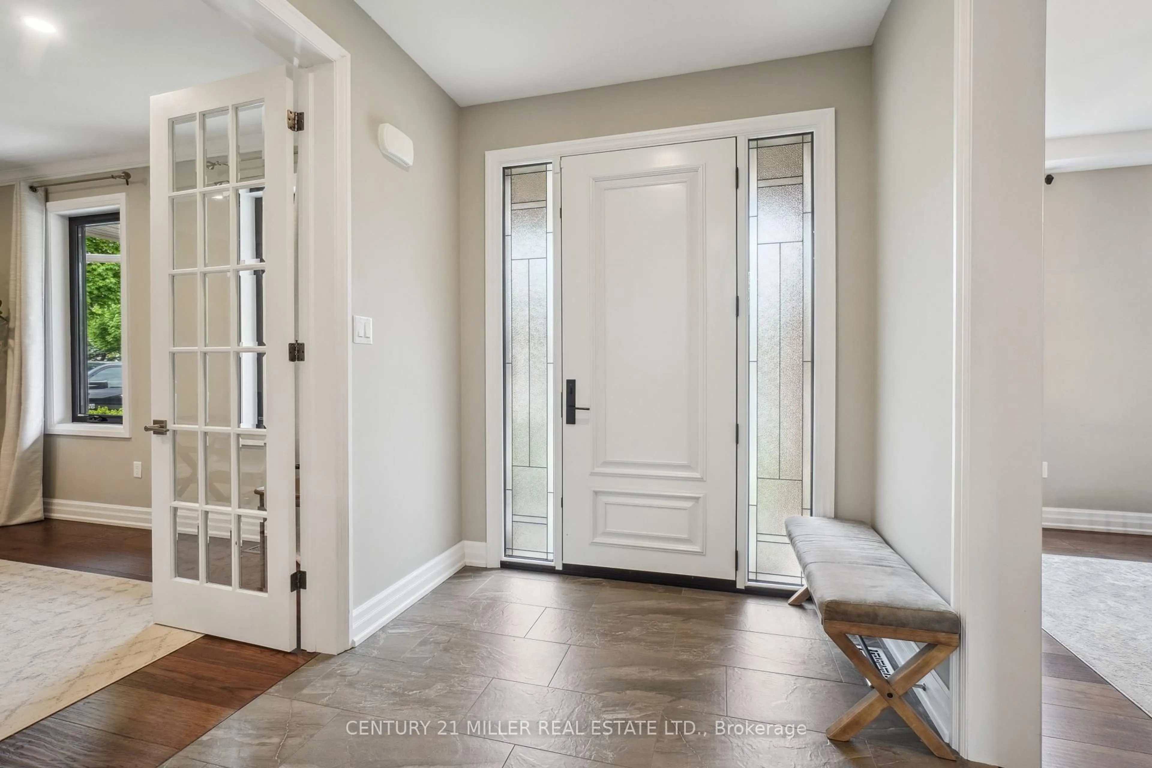 Indoor entryway for 5115 Forest Grove Cres, Burlington Ontario L7L 6G6