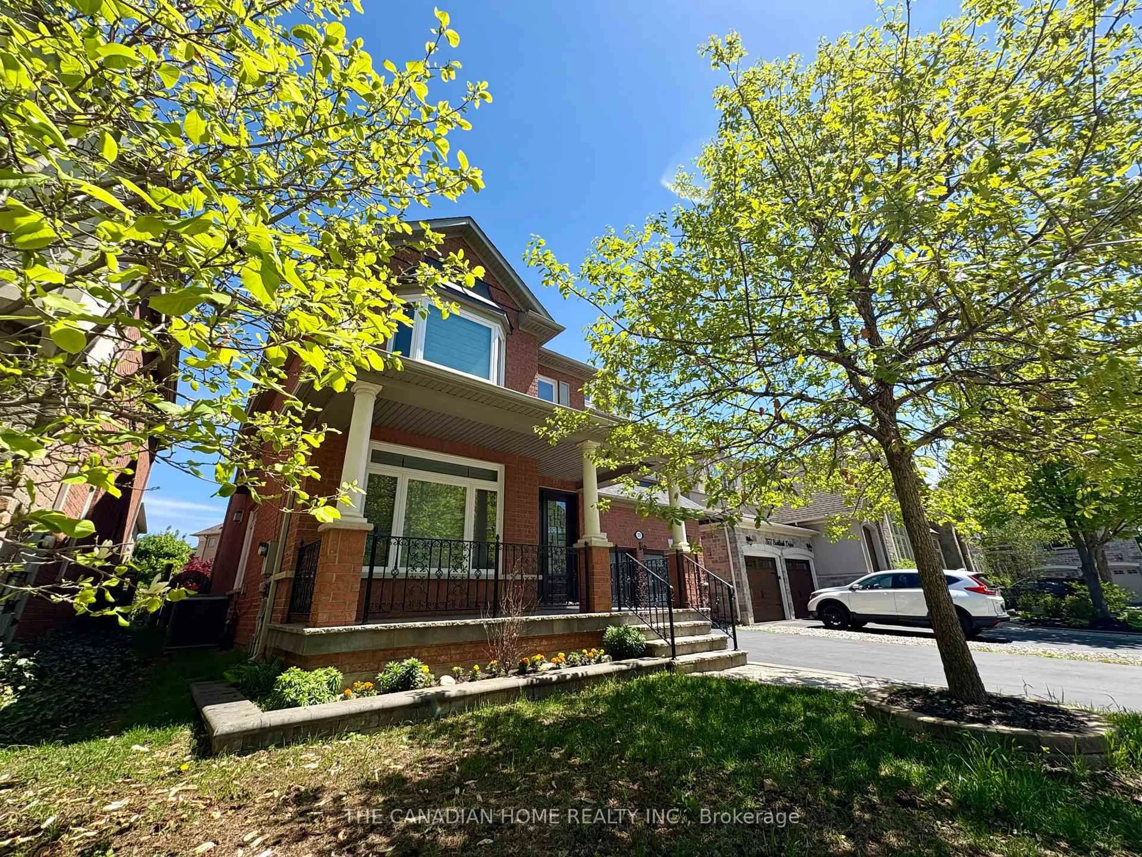 A pic from outside/outdoor area/front of a property/back of a property/a pic from drone, street for 379 Burloak Dr, Oakville Ontario L6L 6W8