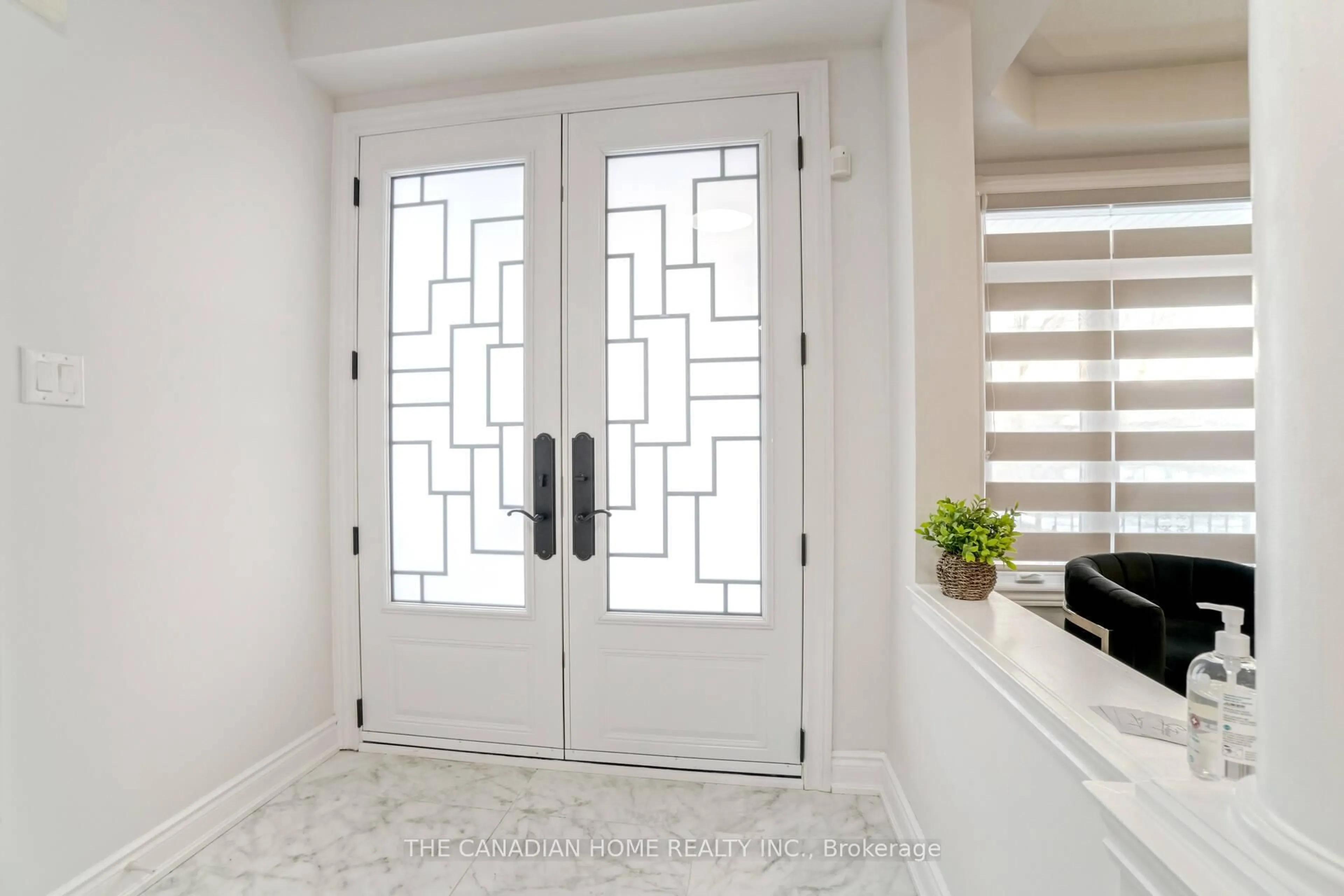 Indoor entryway for 379 Burloak Dr, Oakville Ontario L6L 6W8