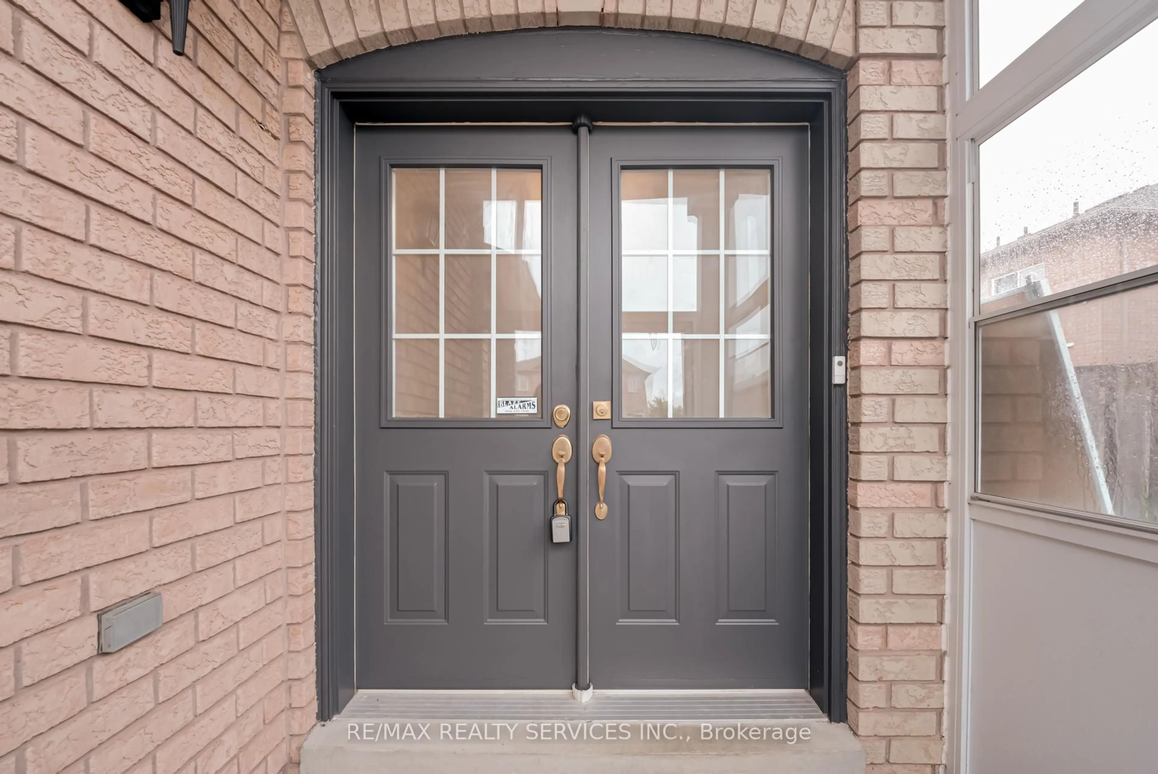 Indoor entryway for 5611 Armando Ave, Mississauga Ontario L5V 3A7