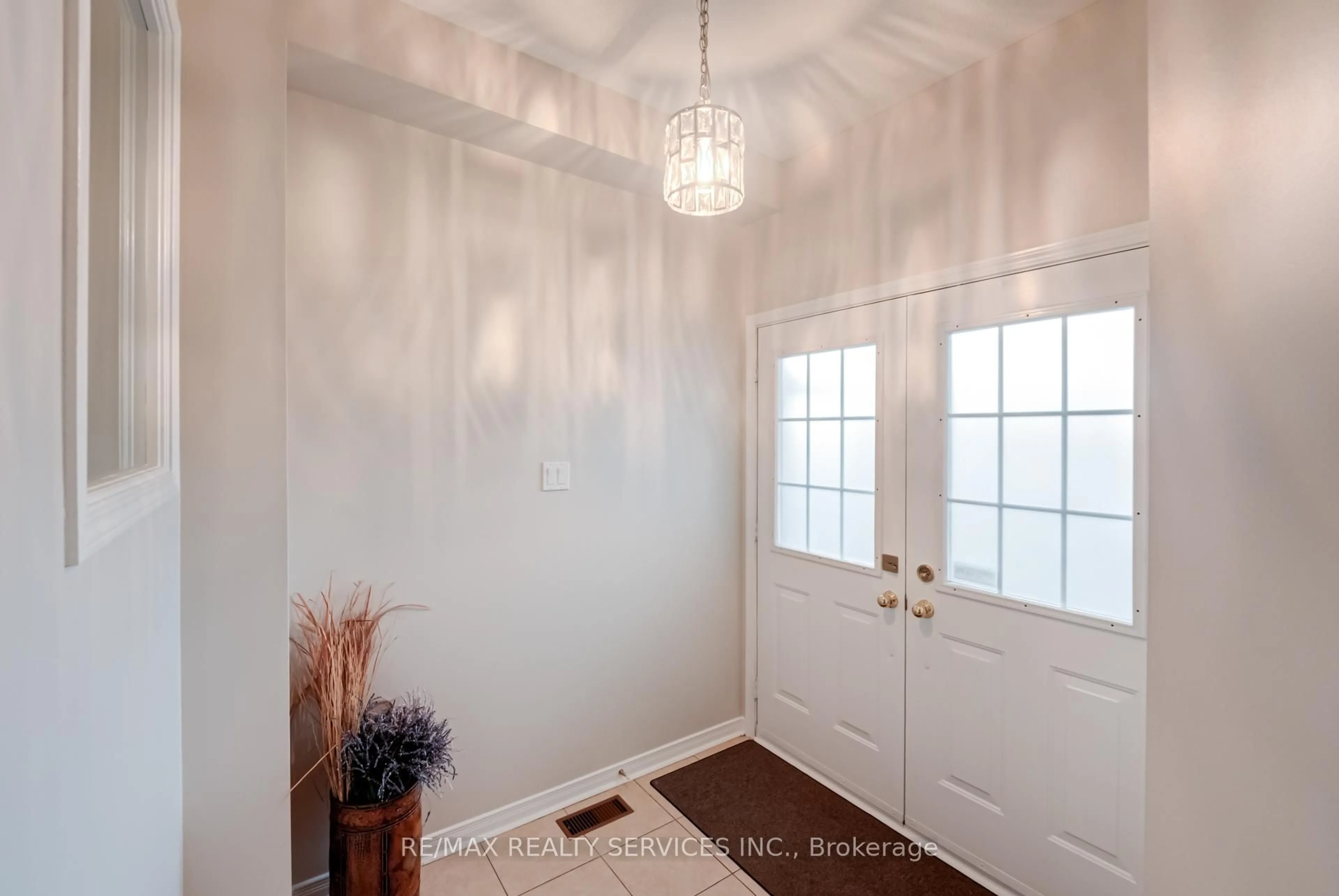 Indoor entryway for 5611 Armando Ave, Mississauga Ontario L5V 3A7