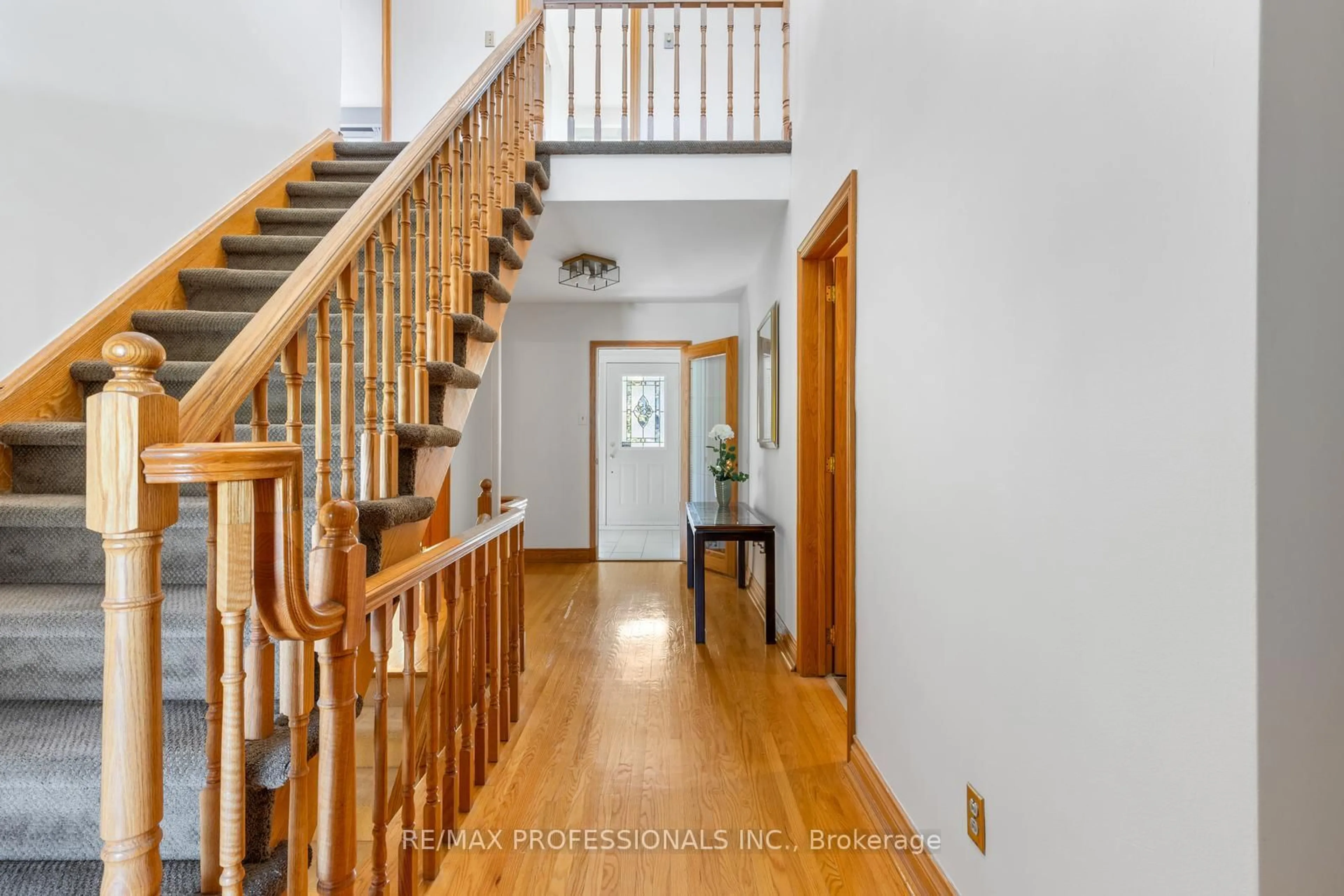 Indoor foyer for 15 Warrender Ave, Toronto Ontario M9B 5Z3