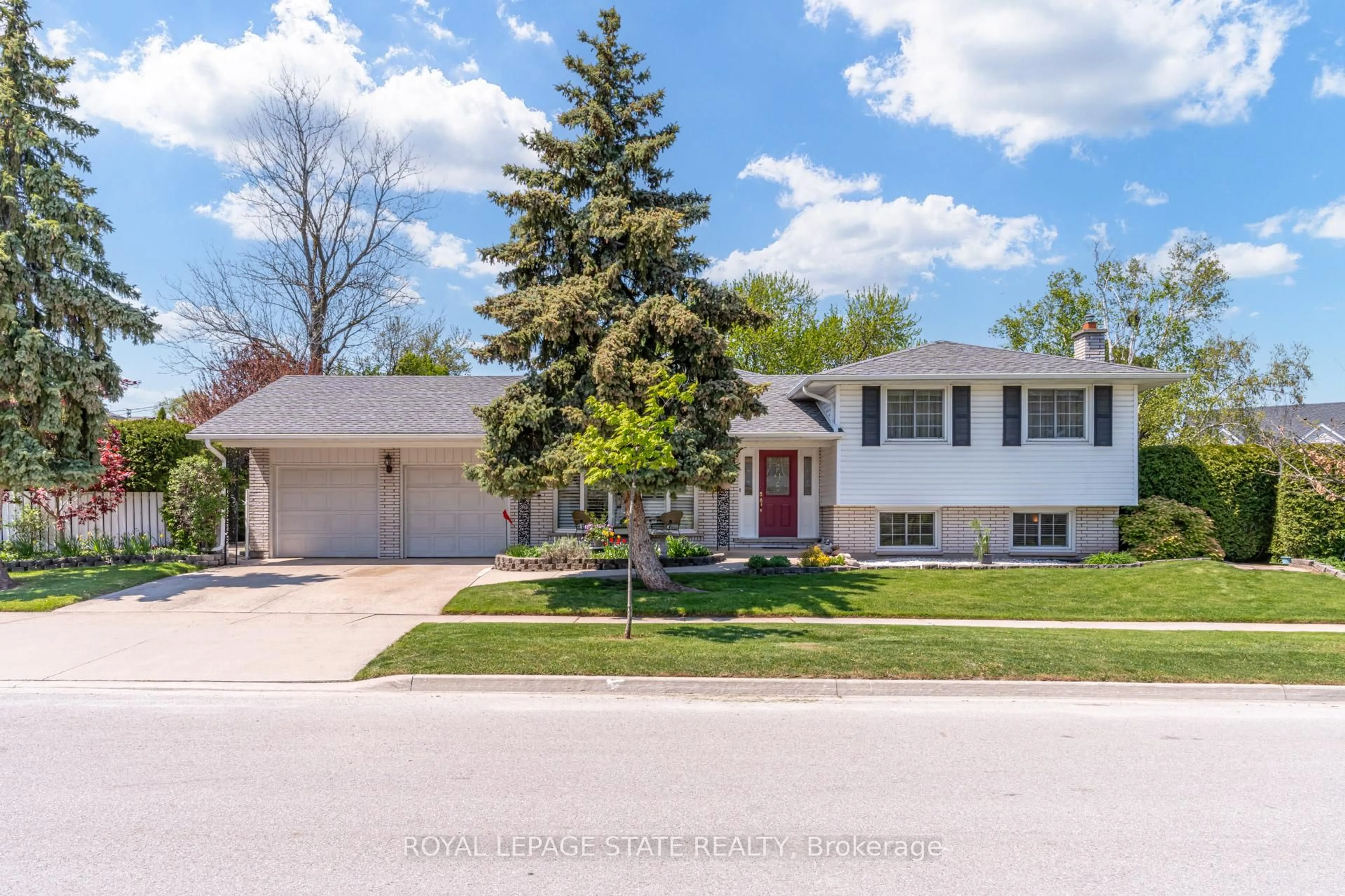 Home with vinyl exterior material, street for 4389 Kerry Dr, Burlington Ontario L7L 1W5