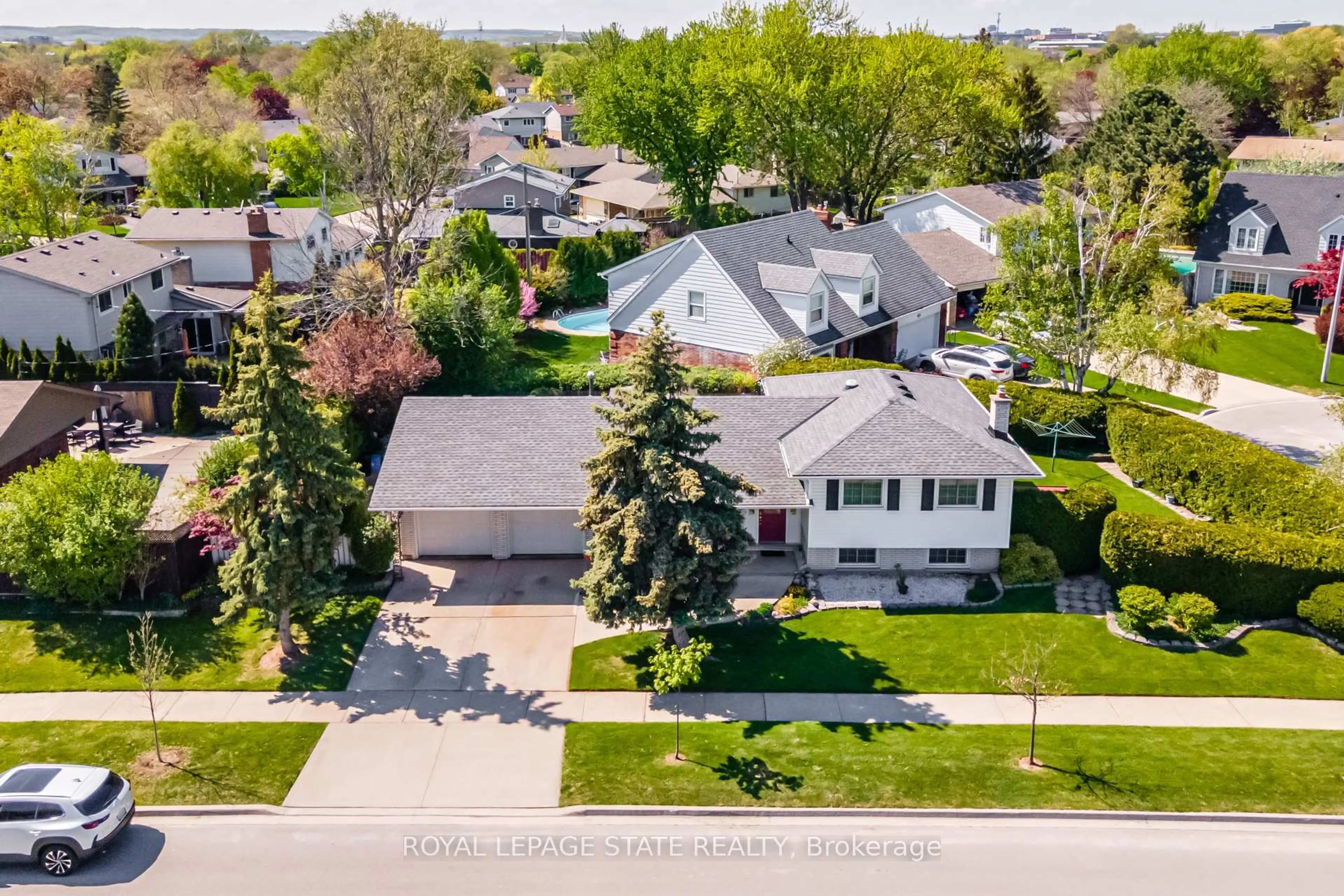 A pic from outside/outdoor area/front of a property/back of a property/a pic from drone, street for 4389 Kerry Dr, Burlington Ontario L7L 1W5