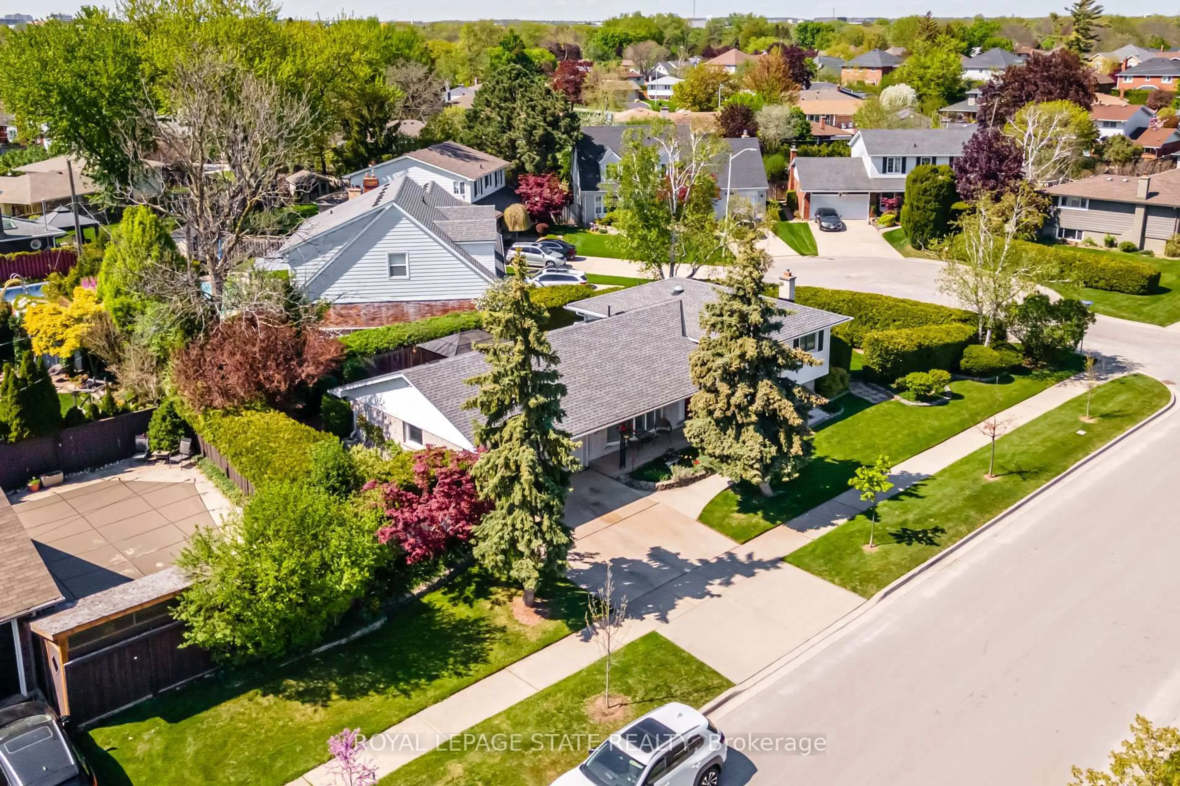 A pic from outside/outdoor area/front of a property/back of a property/a pic from drone, street for 4389 Kerry Dr, Burlington Ontario L7L 1W5