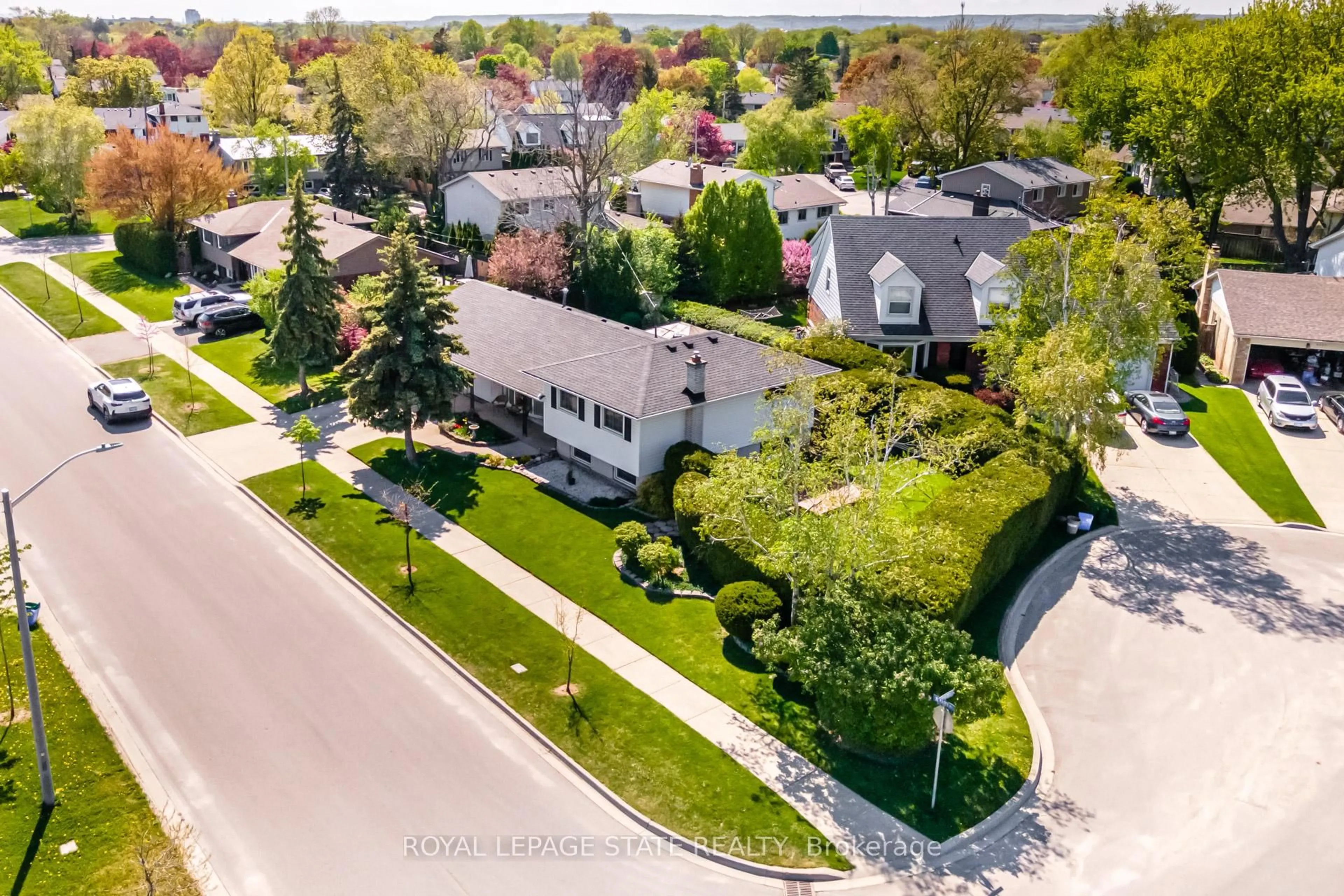 A pic from outside/outdoor area/front of a property/back of a property/a pic from drone, street for 4389 Kerry Dr, Burlington Ontario L7L 1W5
