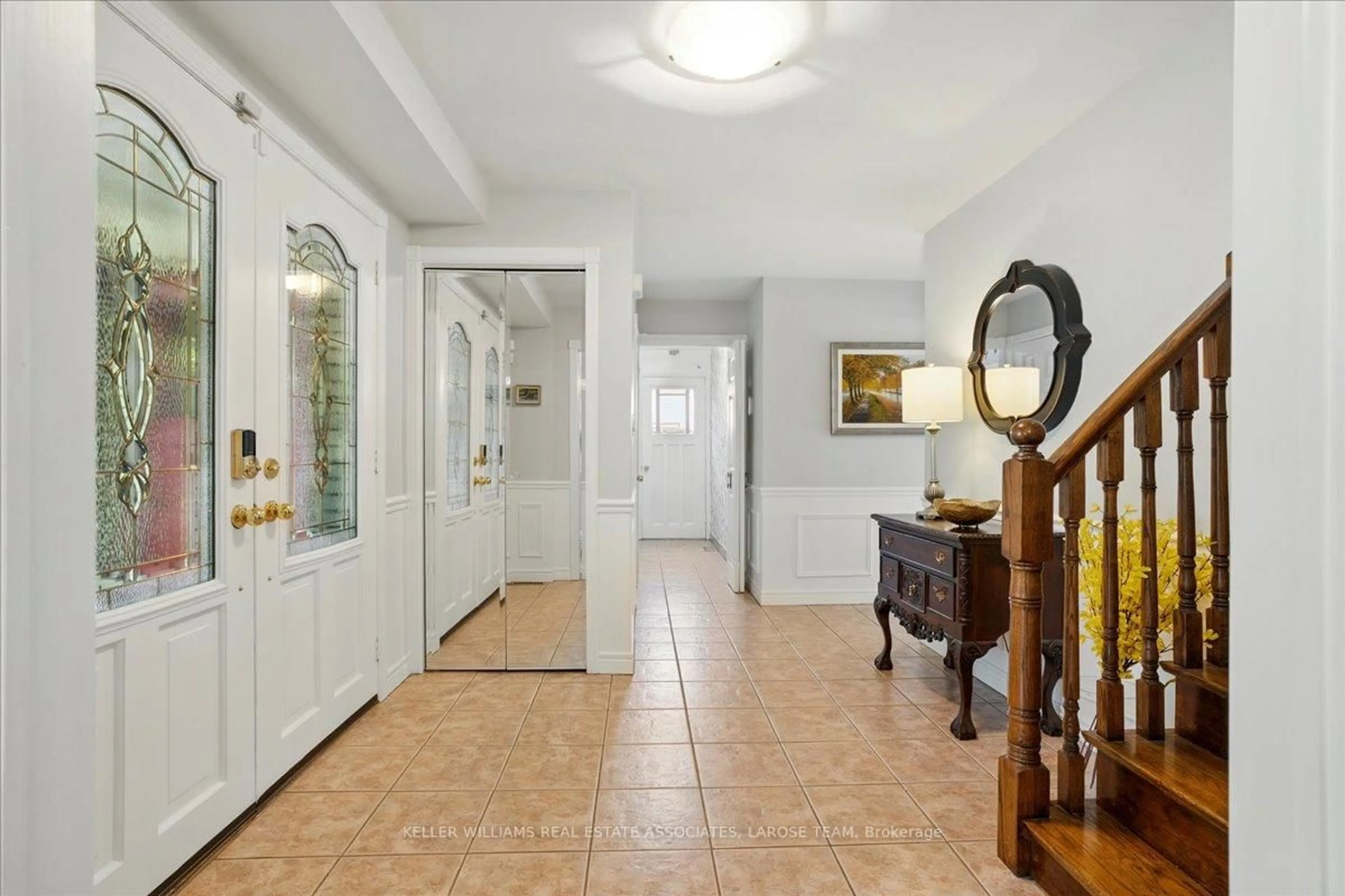 Indoor foyer for 1386 Myron Dr, Mississauga Ontario L5E 2N4