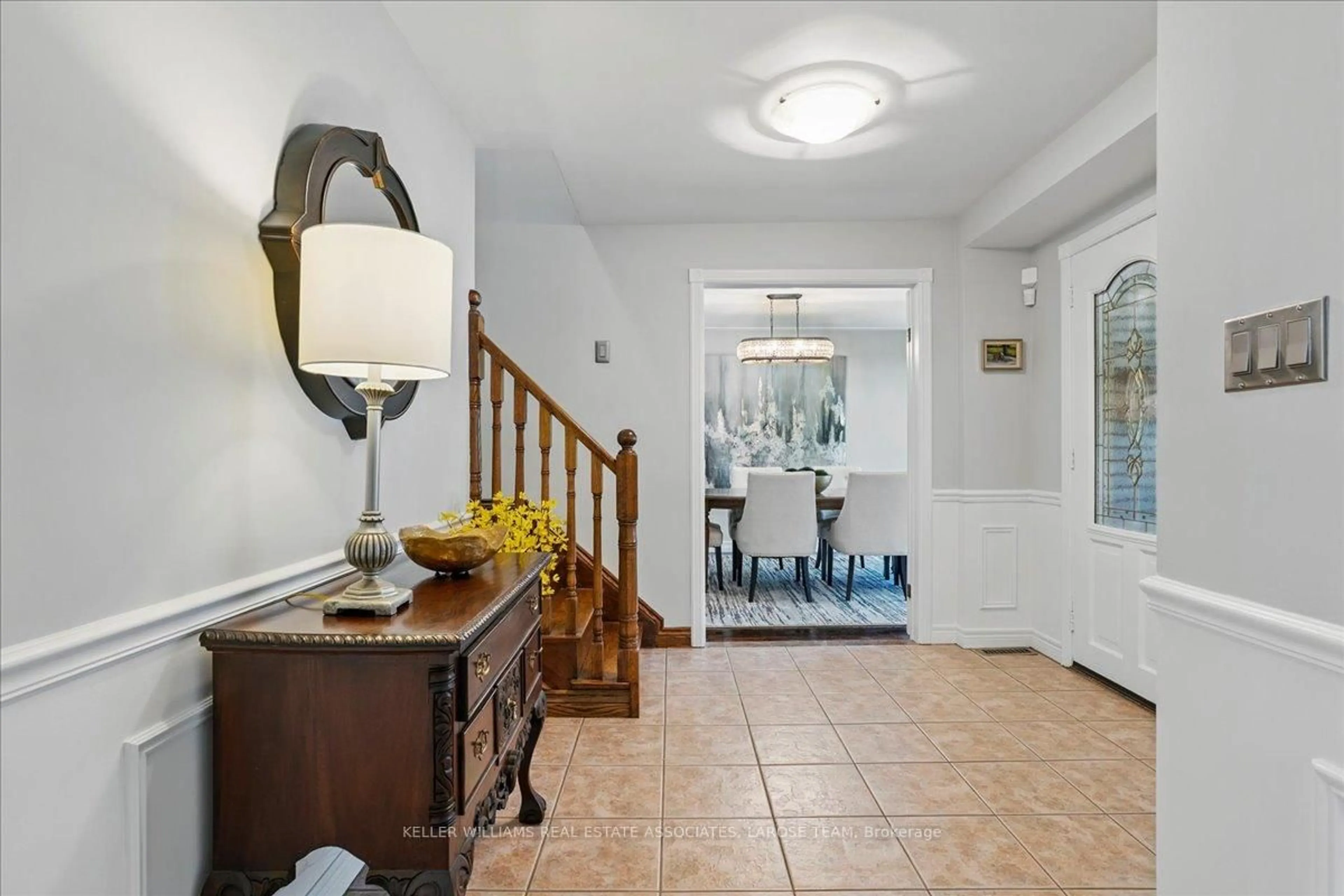 Indoor entryway for 1386 Myron Dr, Mississauga Ontario L5E 2N4