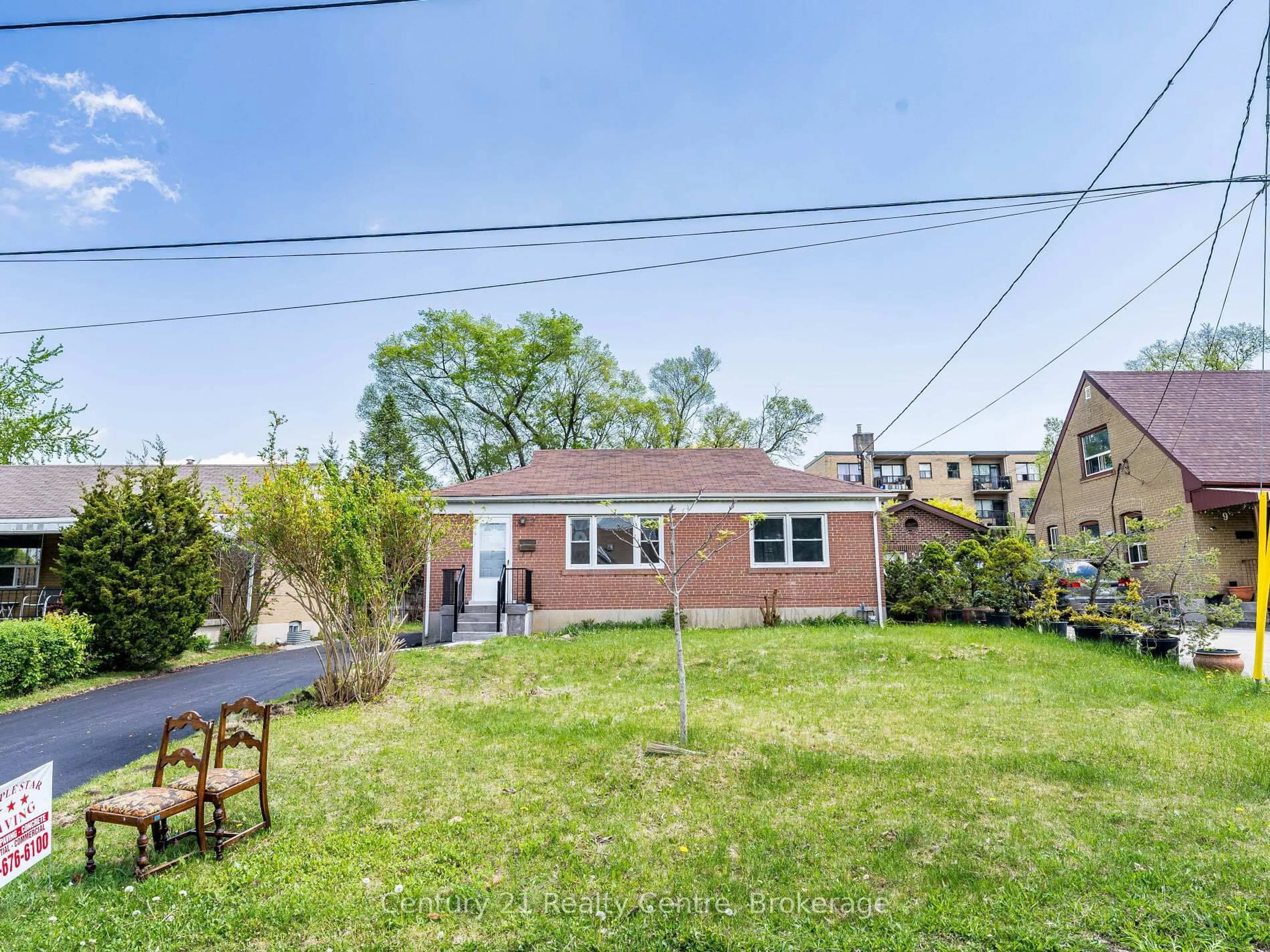 Patio, street for 7 Sunray Cres, Toronto Ontario M3M 2C4