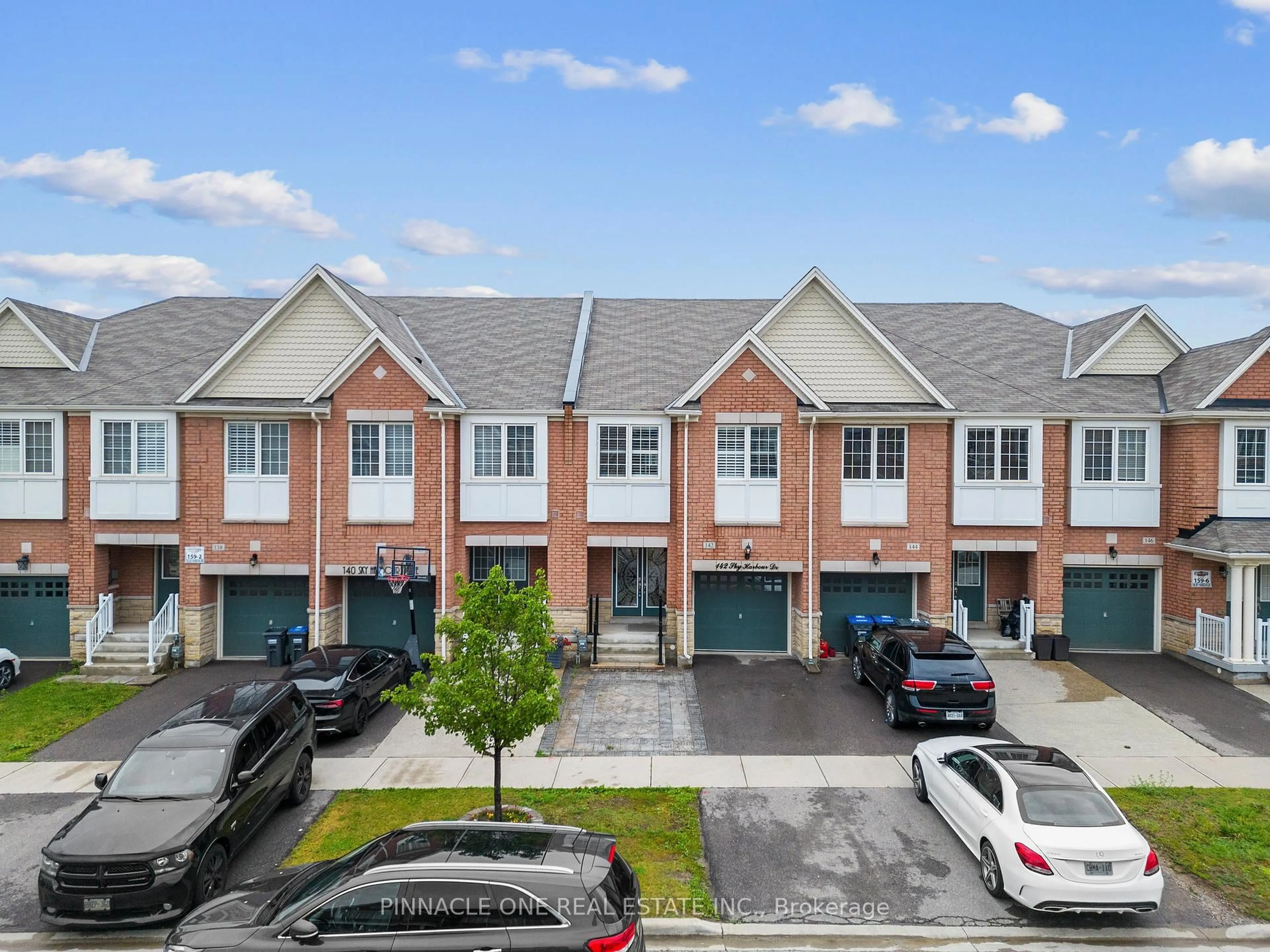 A pic from outside/outdoor area/front of a property/back of a property/a pic from drone, street for 142 Sky Harbour Dr, Brampton Ontario L6Y 0V1