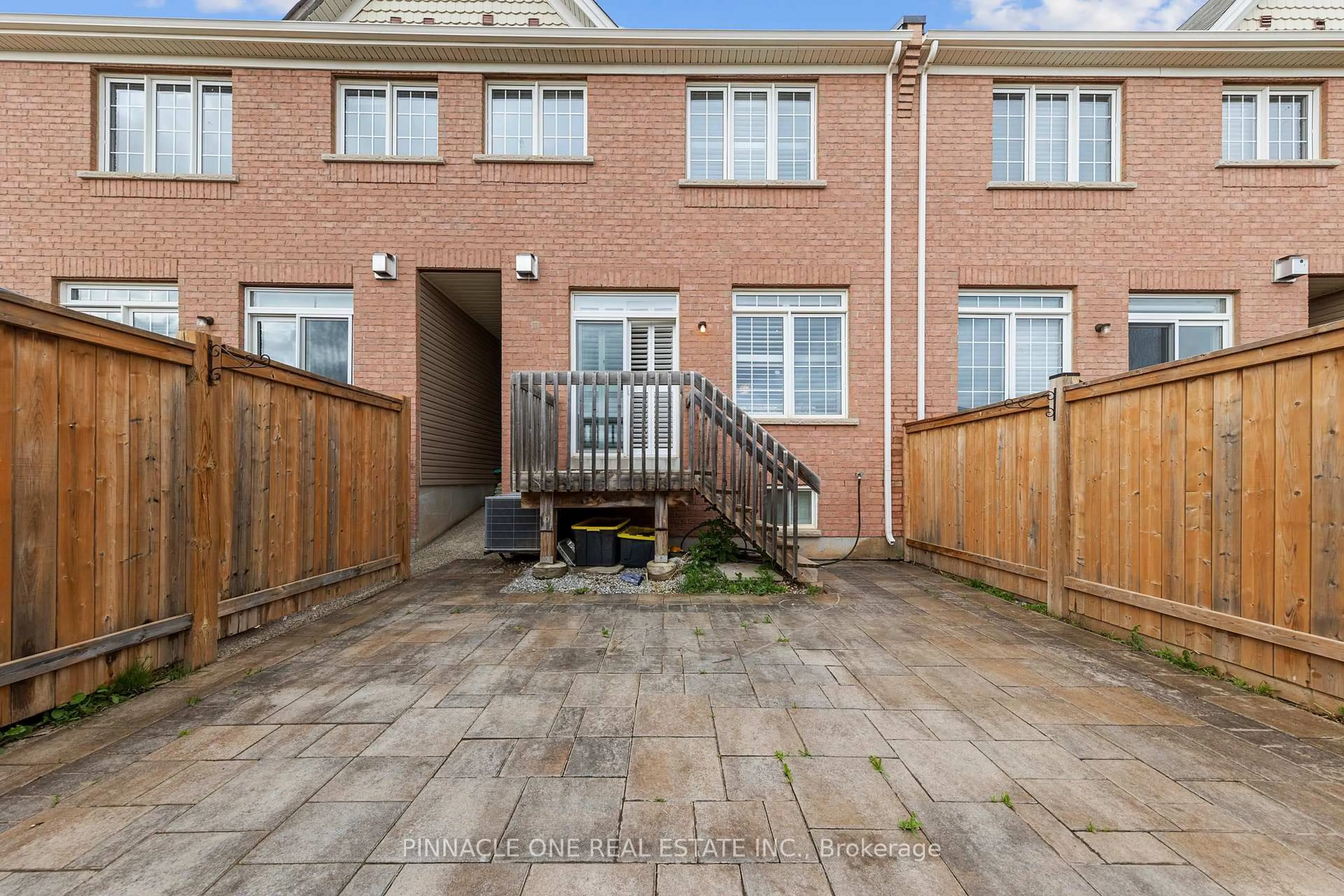 Patio, street for 142 Sky Harbour Dr, Brampton Ontario L6Y 0V1