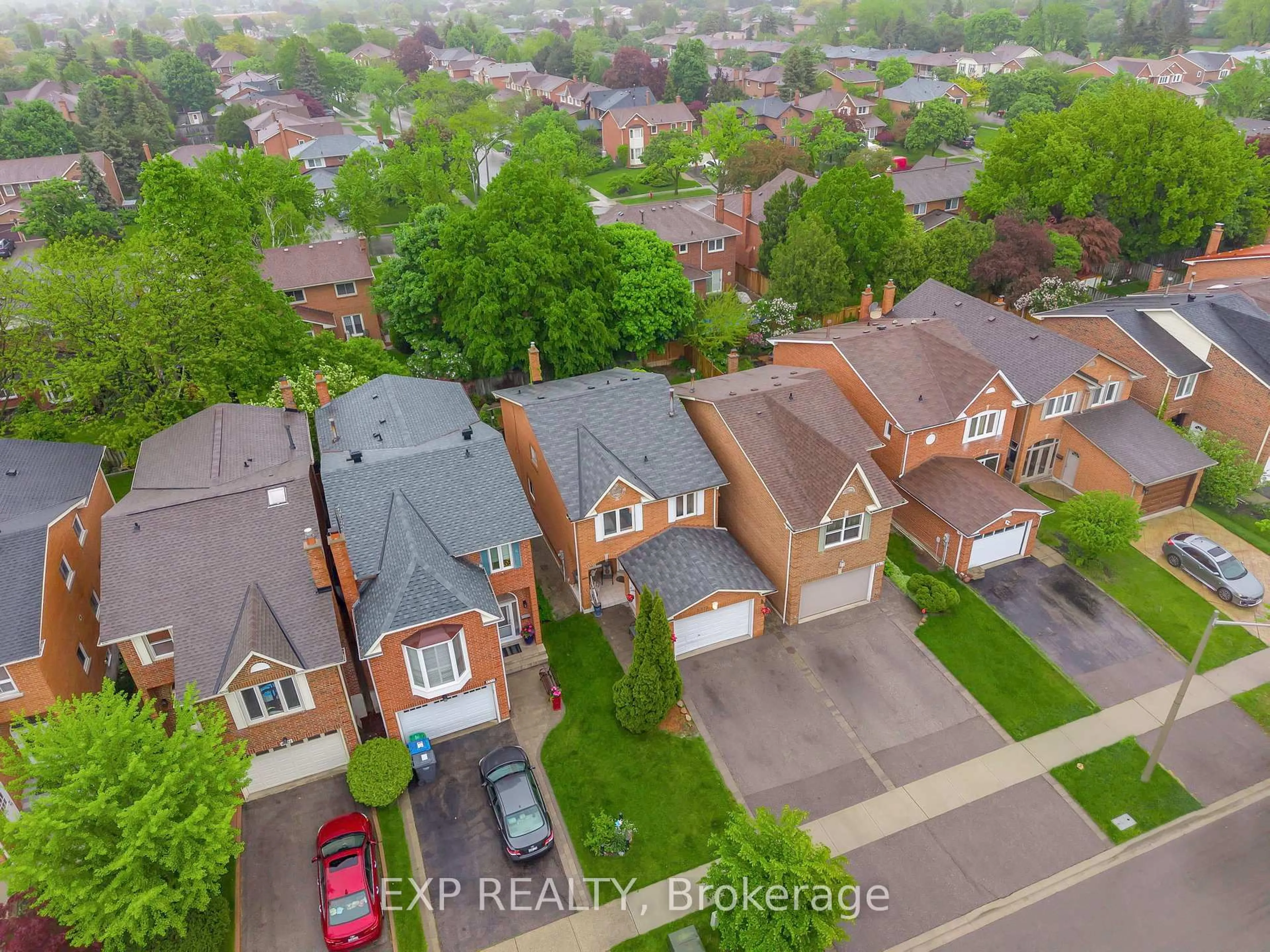 A pic from outside/outdoor area/front of a property/back of a property/a pic from drone, street for 4315 Bacchus Cres, Mississauga Ontario L4W 2Y2