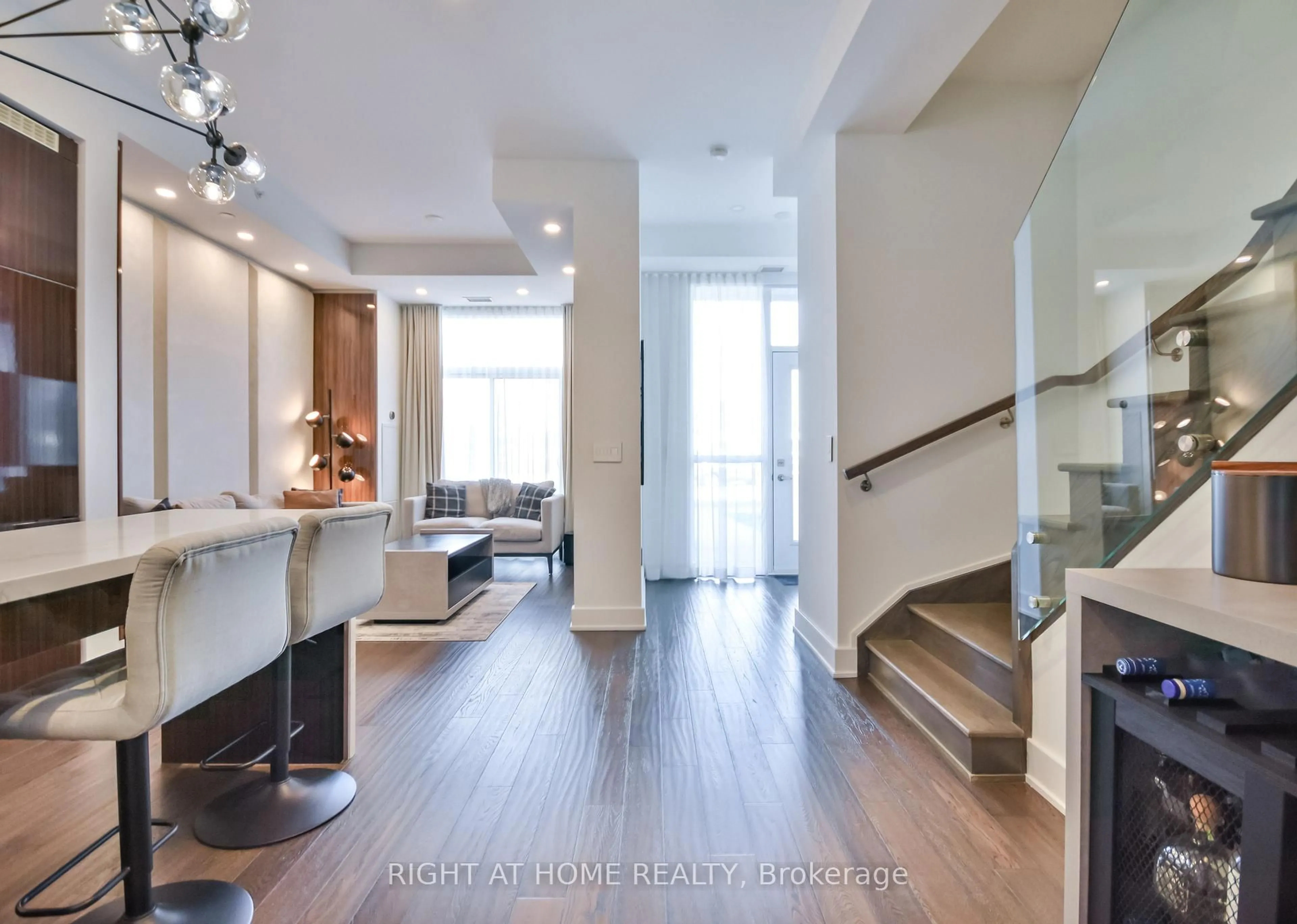 Indoor foyer for 5230 Dundas St #A217, Burlington Ontario L7L 0J5