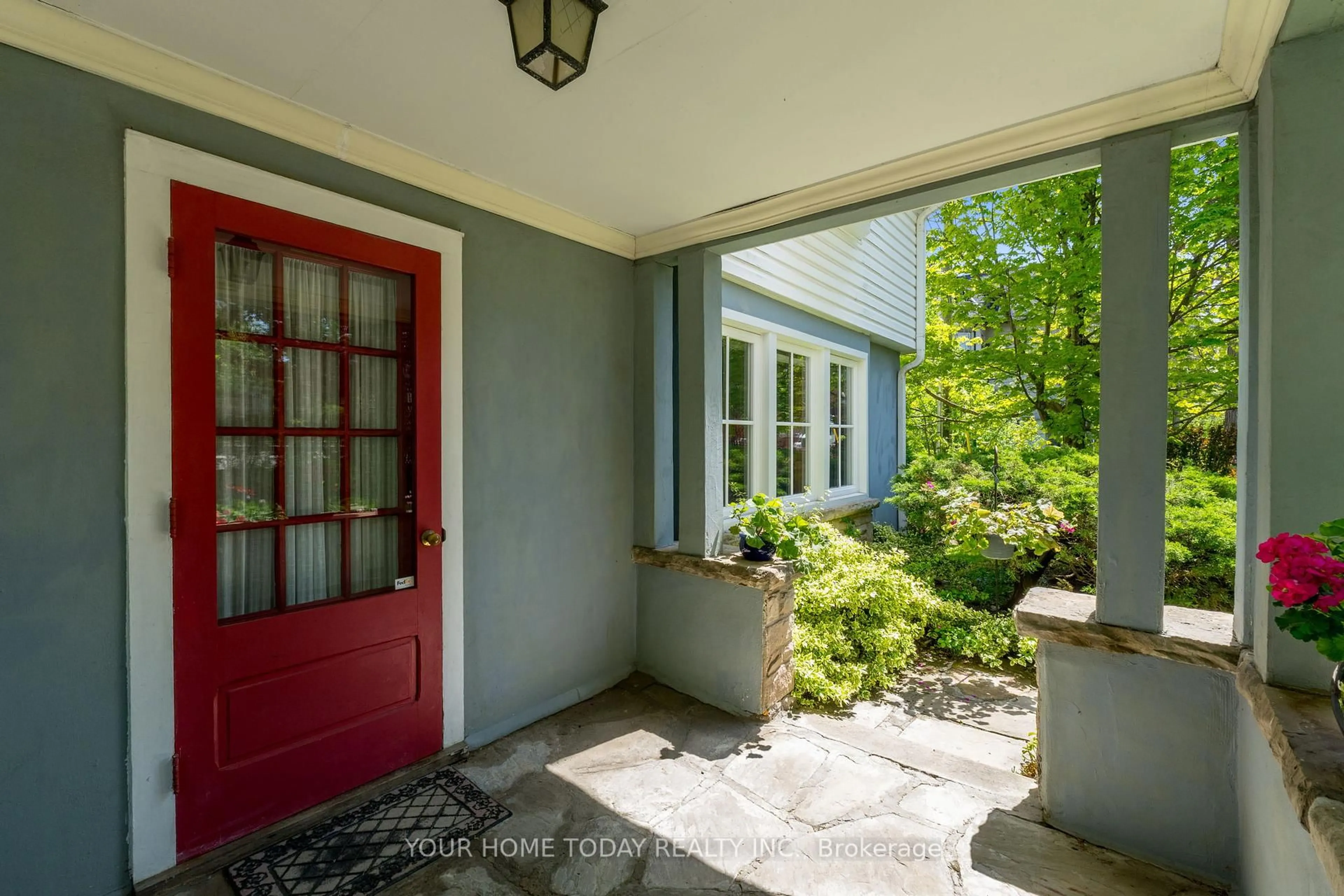 Indoor entryway for 133 Main St, Halton Hills Ontario L7G 3E5
